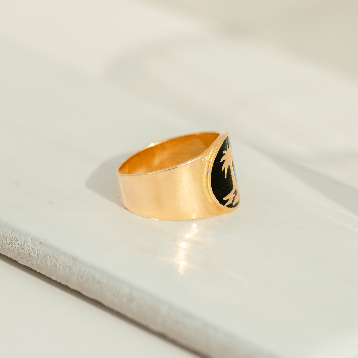 Vintage - Ring aus 18 Karat Gelbgold mit Palme & schwarzer Emaille - Honey Jewelry