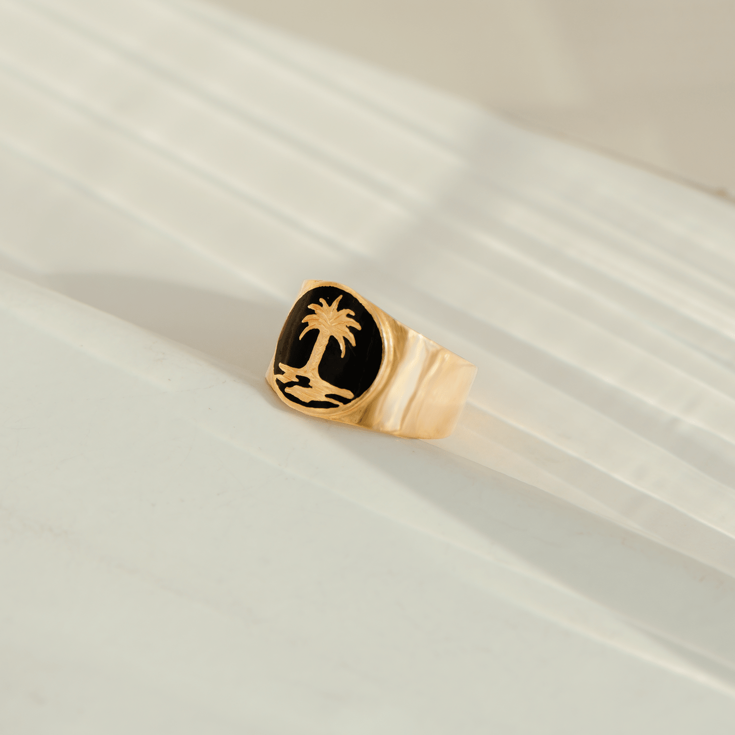 Vintage - Ring aus 18 Karat Gelbgold mit Palme & schwarzer Emaille - Honey Jewelry