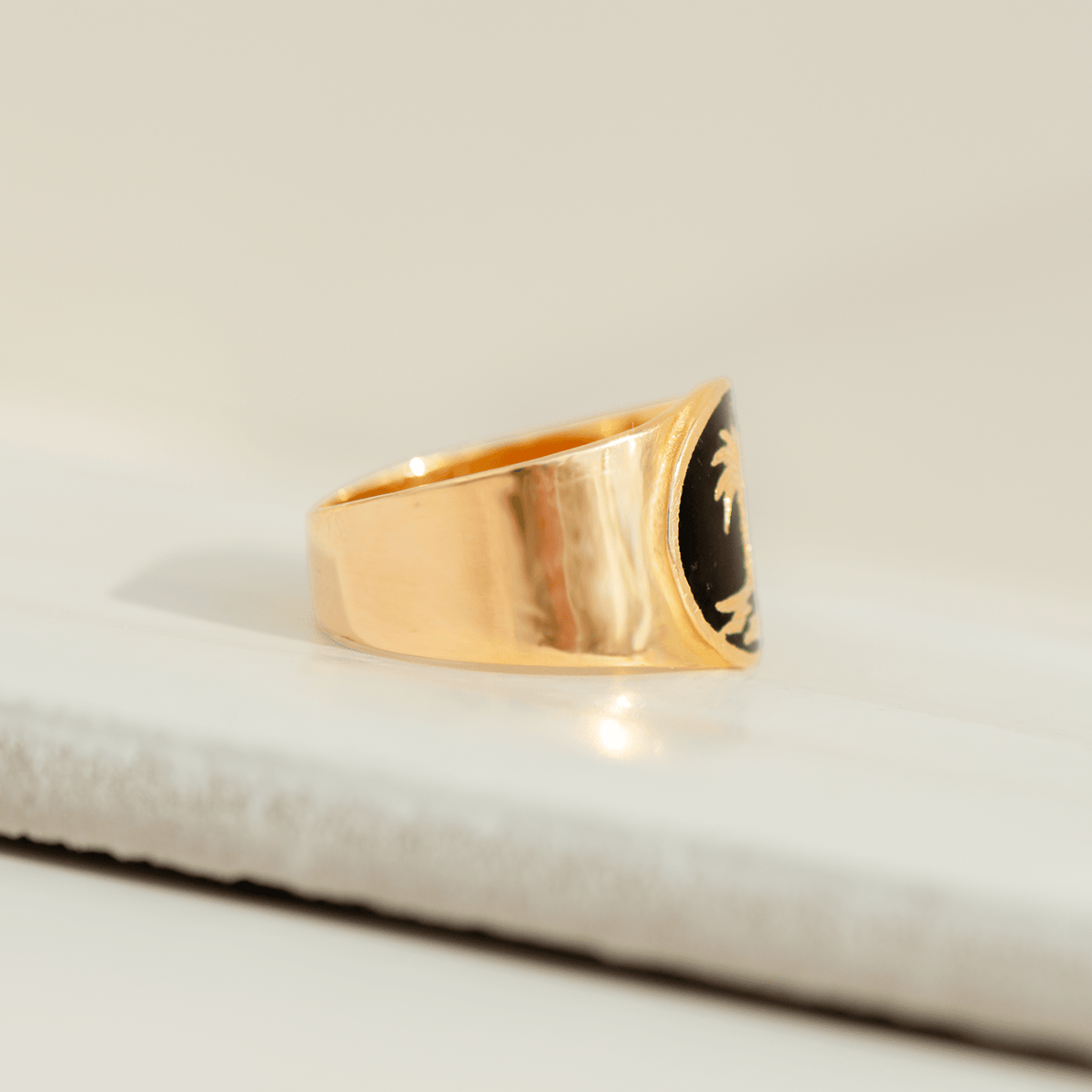 Vintage - Ring aus 18 Karat Gelbgold mit Palme & schwarzer Emaille - Honey Jewelry