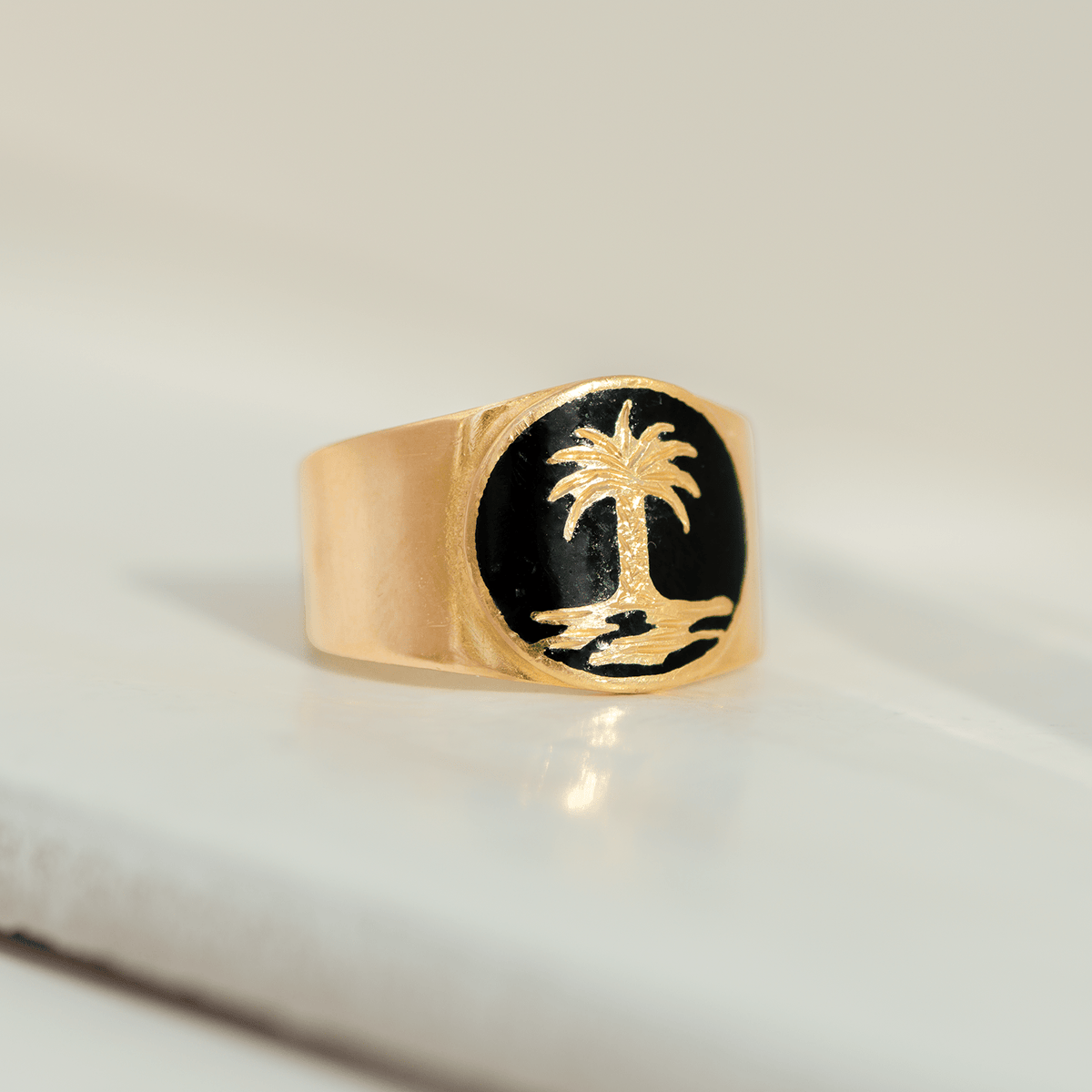 Vintage - Ring aus 18 Karat Gelbgold mit Palme & schwarzer Emaille - Honey Jewelry