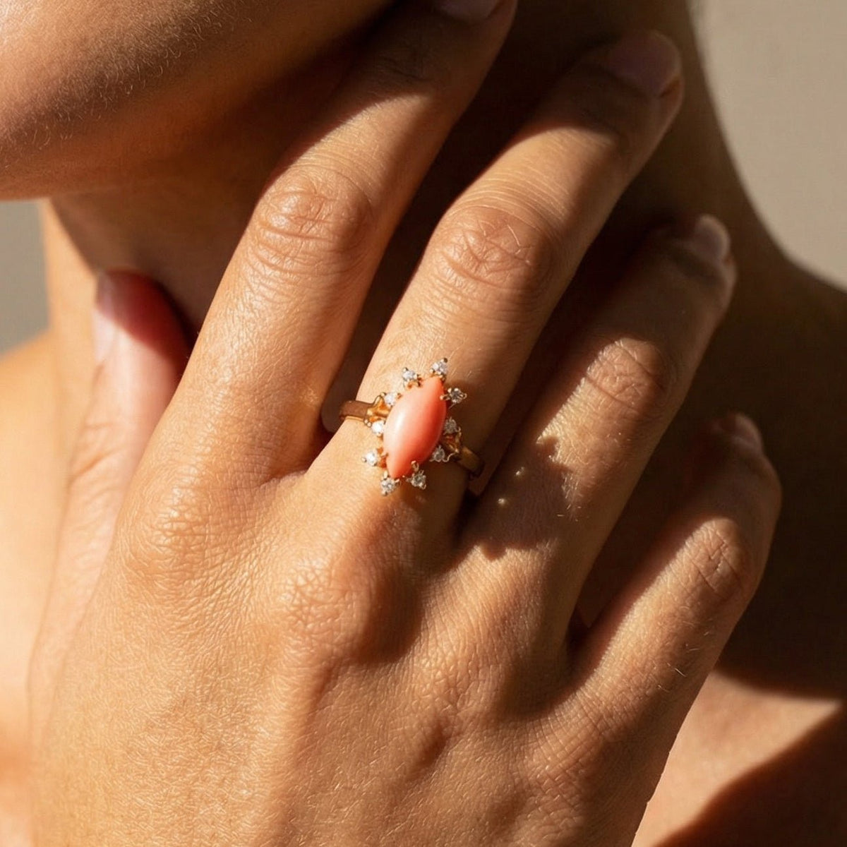 Vintage - Ring aus 585 Gelbgold mit lachsfarbener Koralle & Diamanten (0,25 ct) - Honey Jewelry