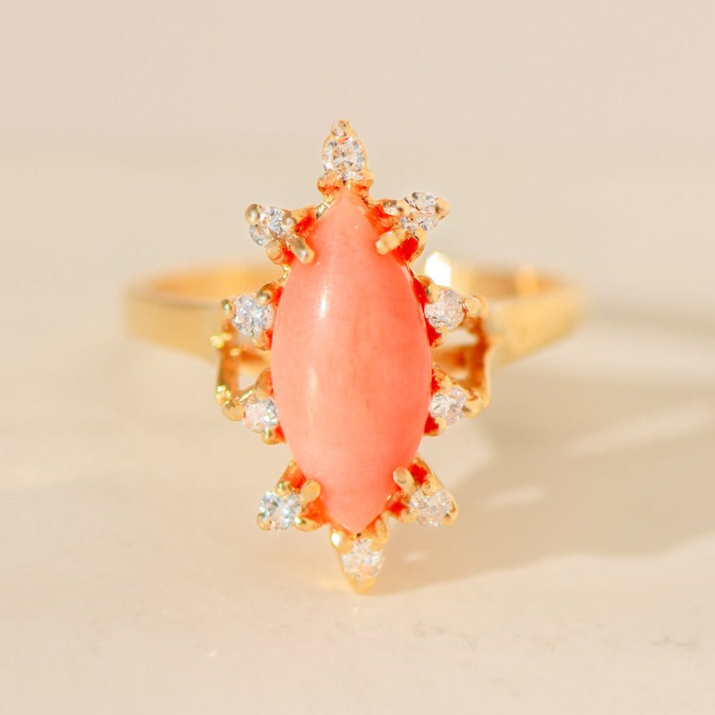 Vintage - Ring aus 585 Gelbgold mit lachsfarbener Koralle & Diamanten (0,25 ct) - Honey Jewelry