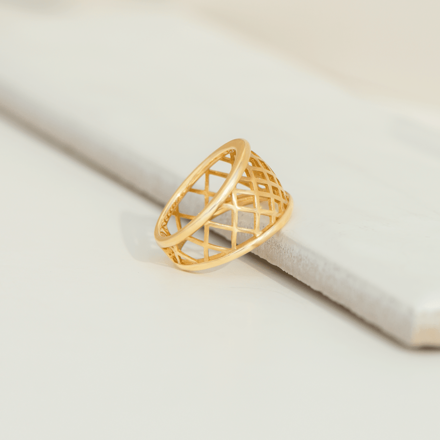 Vintage Ring mit durchbrochener Schiene aus 750er Gelbgold - Honey Jewelry