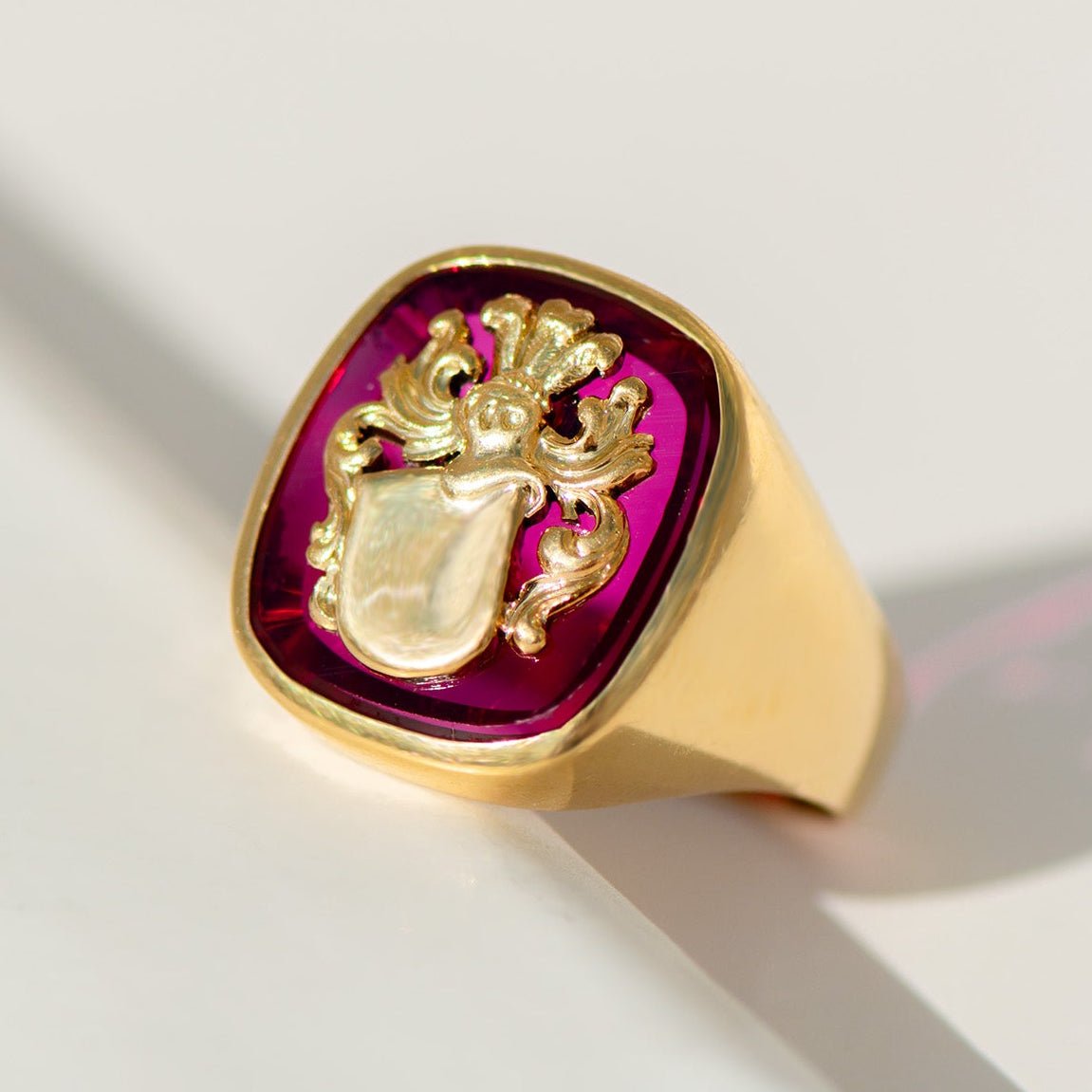 Vintage Wappenring aus 18 Karat Gelbgold mit synthetischem Rubin - Honey Jewelry