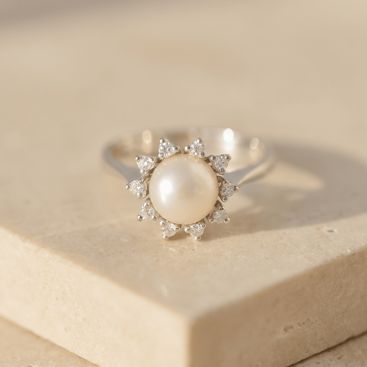 Vintage Weißgoldring mit Mabe-Perle & 10 Diamanten - Honey Jewelry