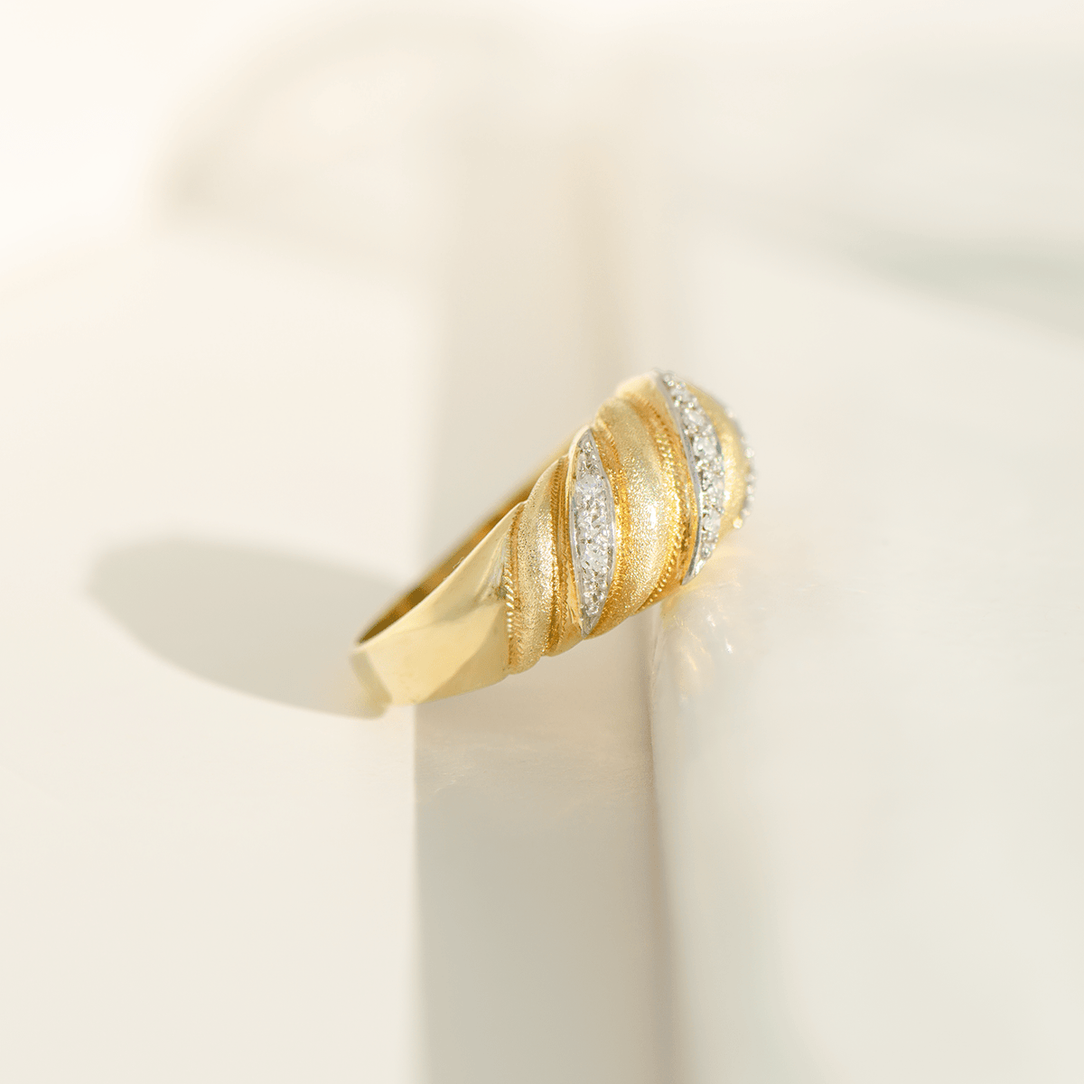 Vintage Wellen - Ring aus 14K Gelbgold mit Brillanten - Honey Jewelry