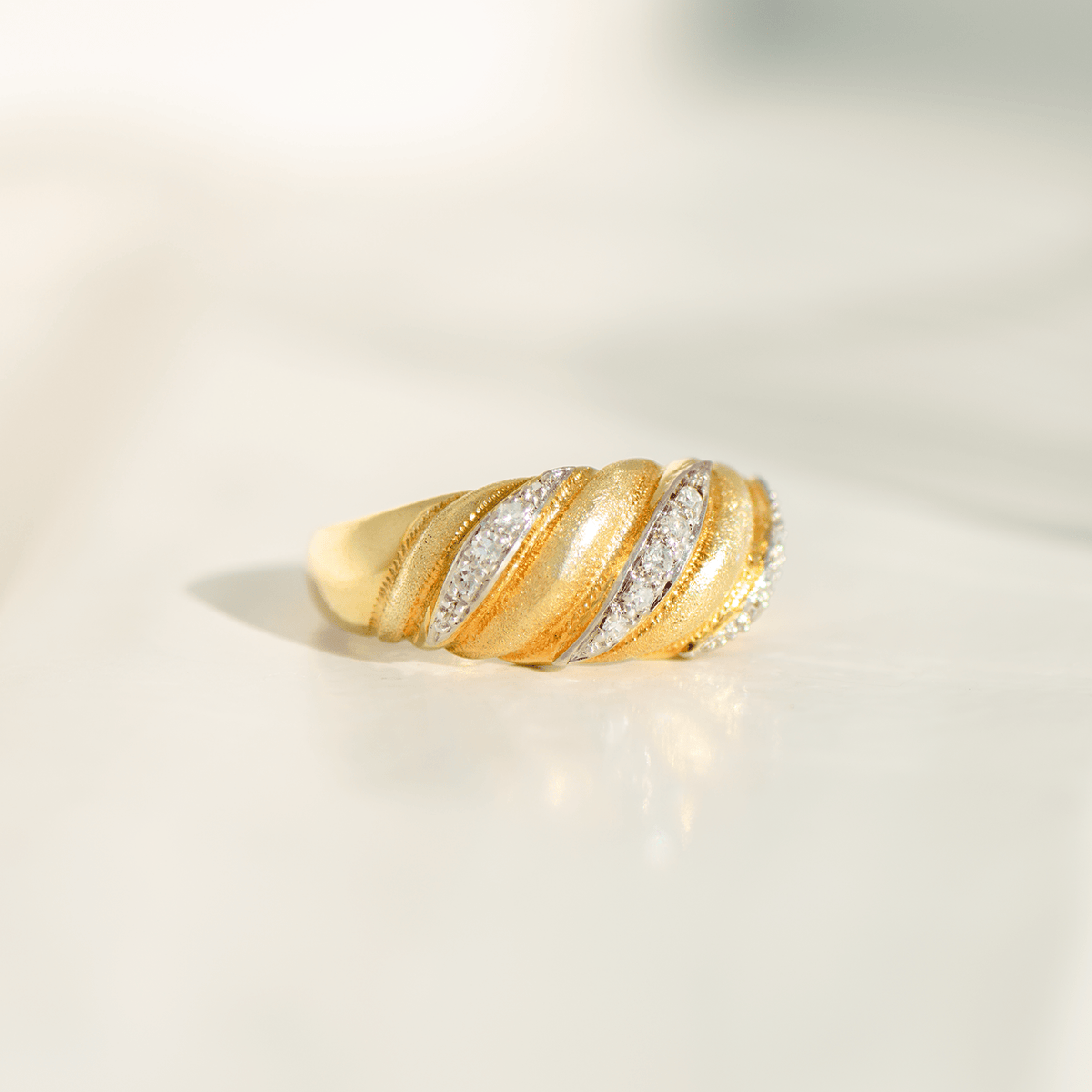 Vintage Wellen - Ring aus 14K Gelbgold mit Brillanten - Honey Jewelry