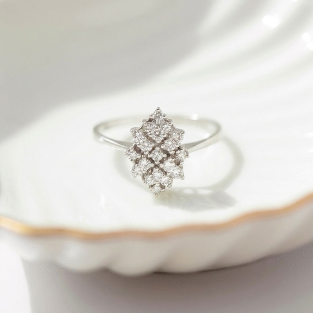 Weißgold-Diamantring in Navetteform