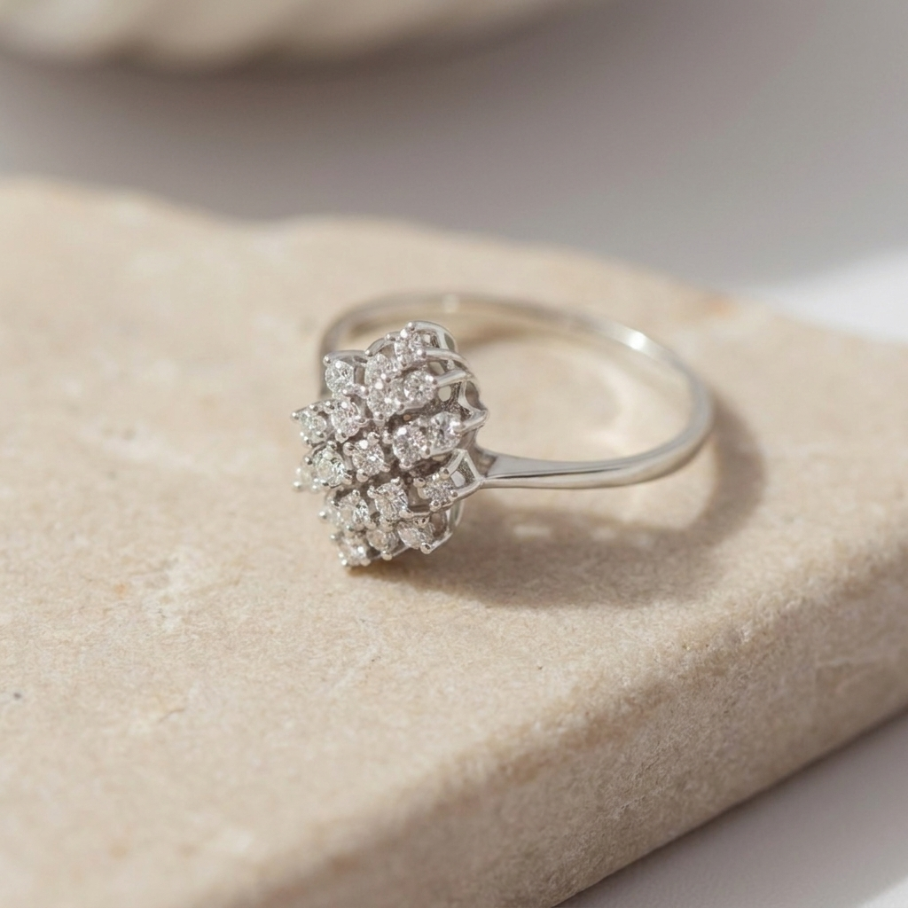 Weißgold-Diamantring in Navetteform