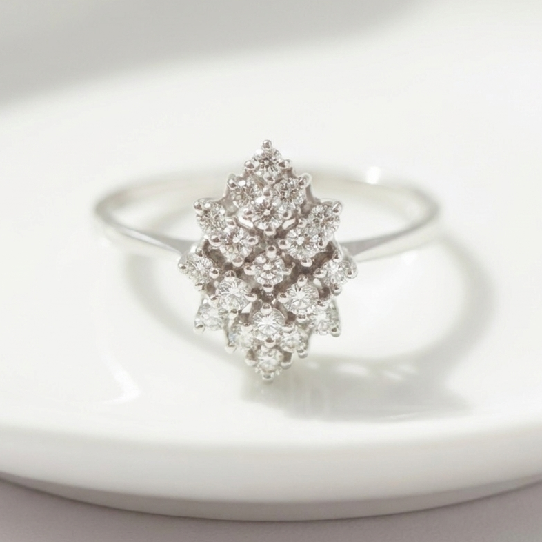 Weißgold-Diamantring in Navetteform