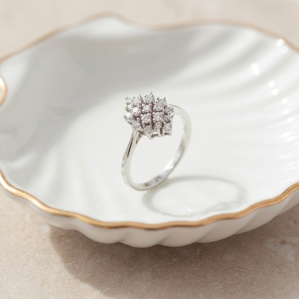 Weißgold-Diamantring in Navetteform