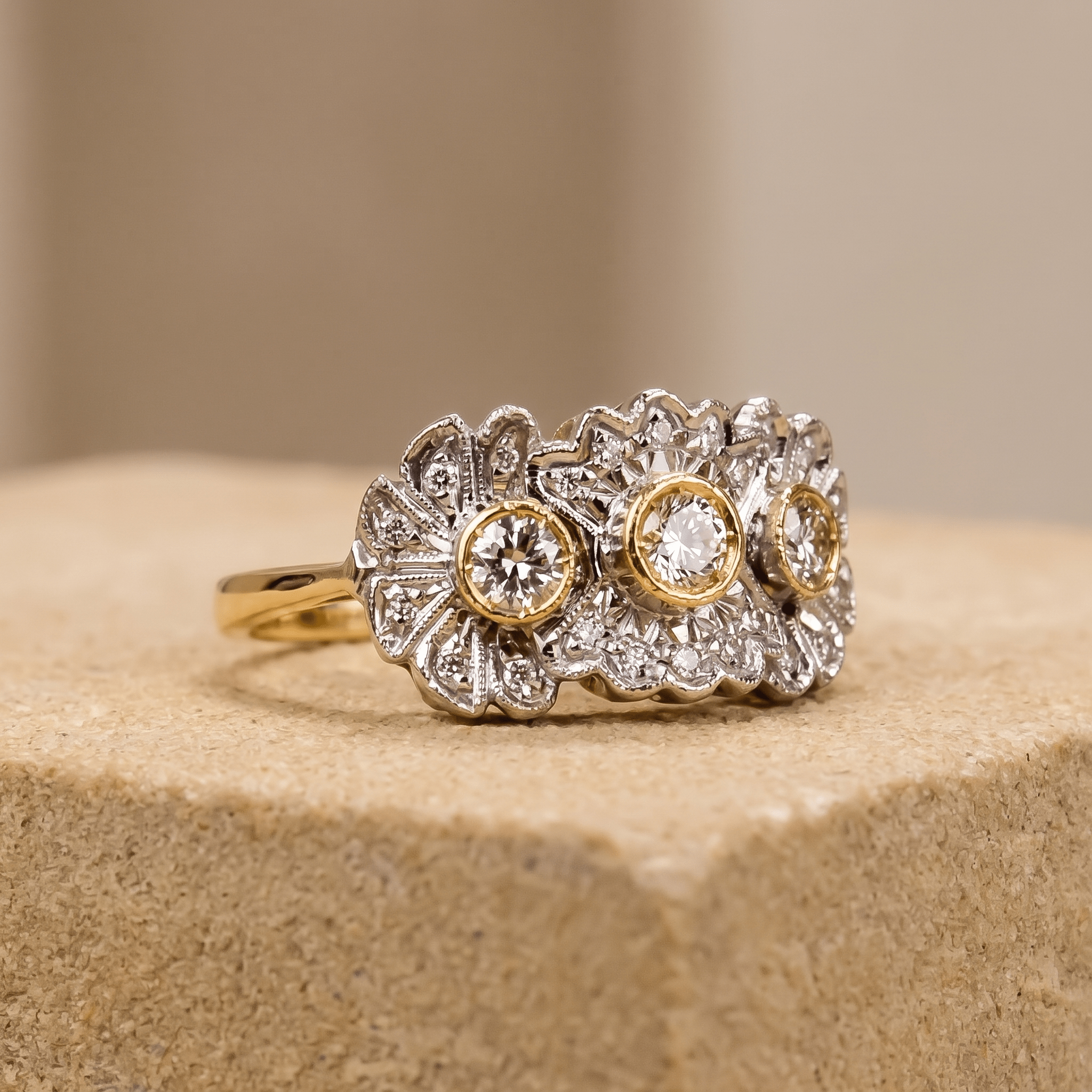 Zauberhafter Art Déco Ring mit Brillanten - Honey Jewelry