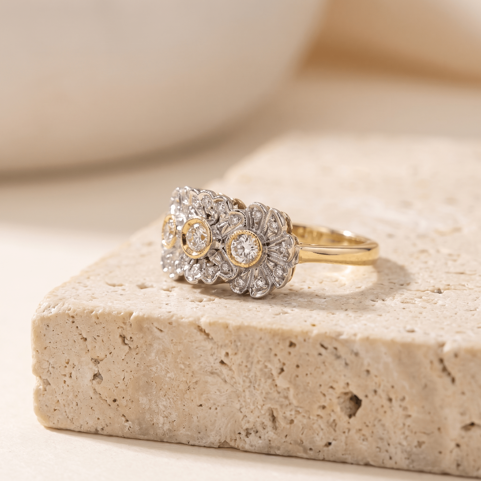 Zauberhafter Art Déco Ring mit Brillanten - Honey Jewelry