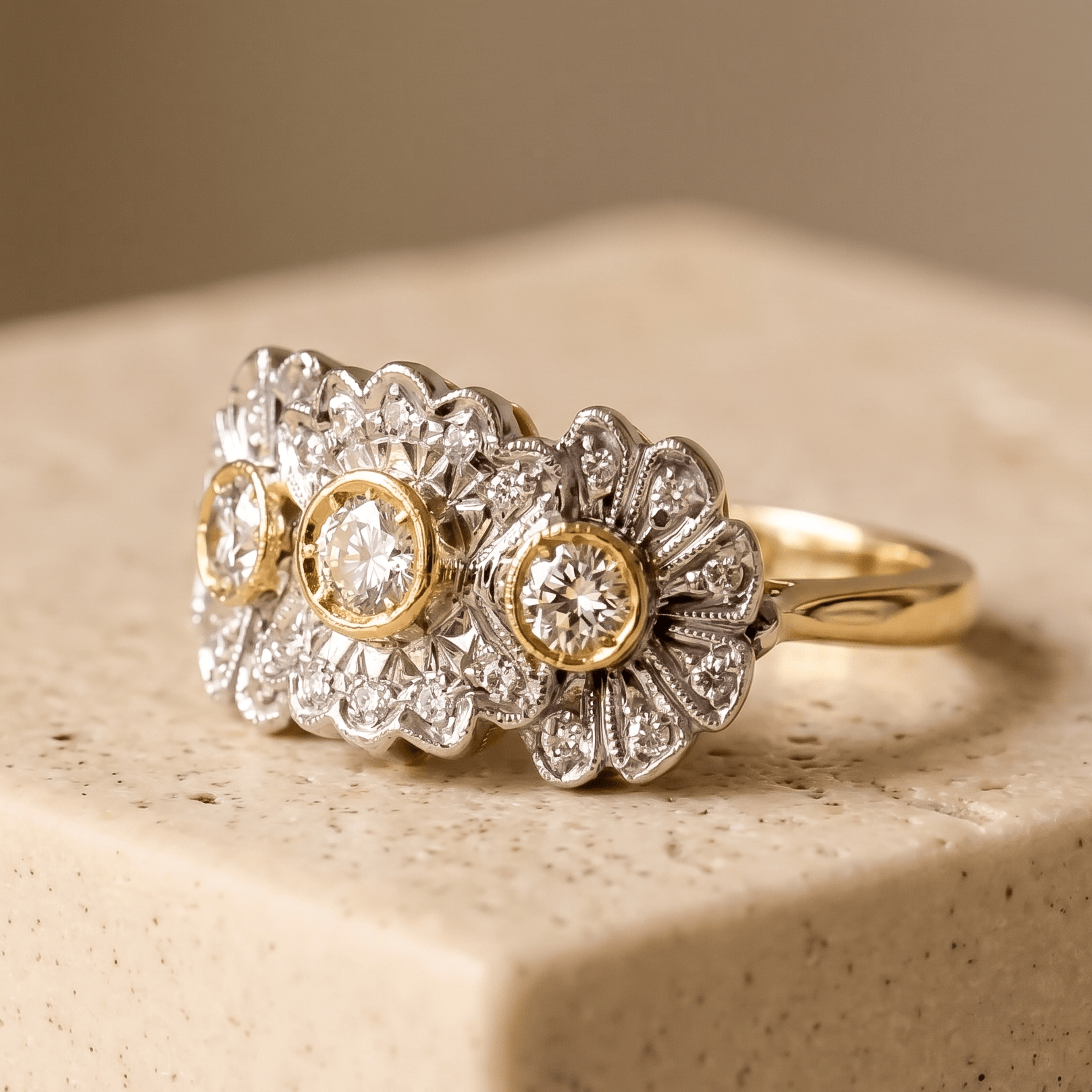 Zauberhafter Art Déco Ring mit Brillanten - Honey Jewelry
