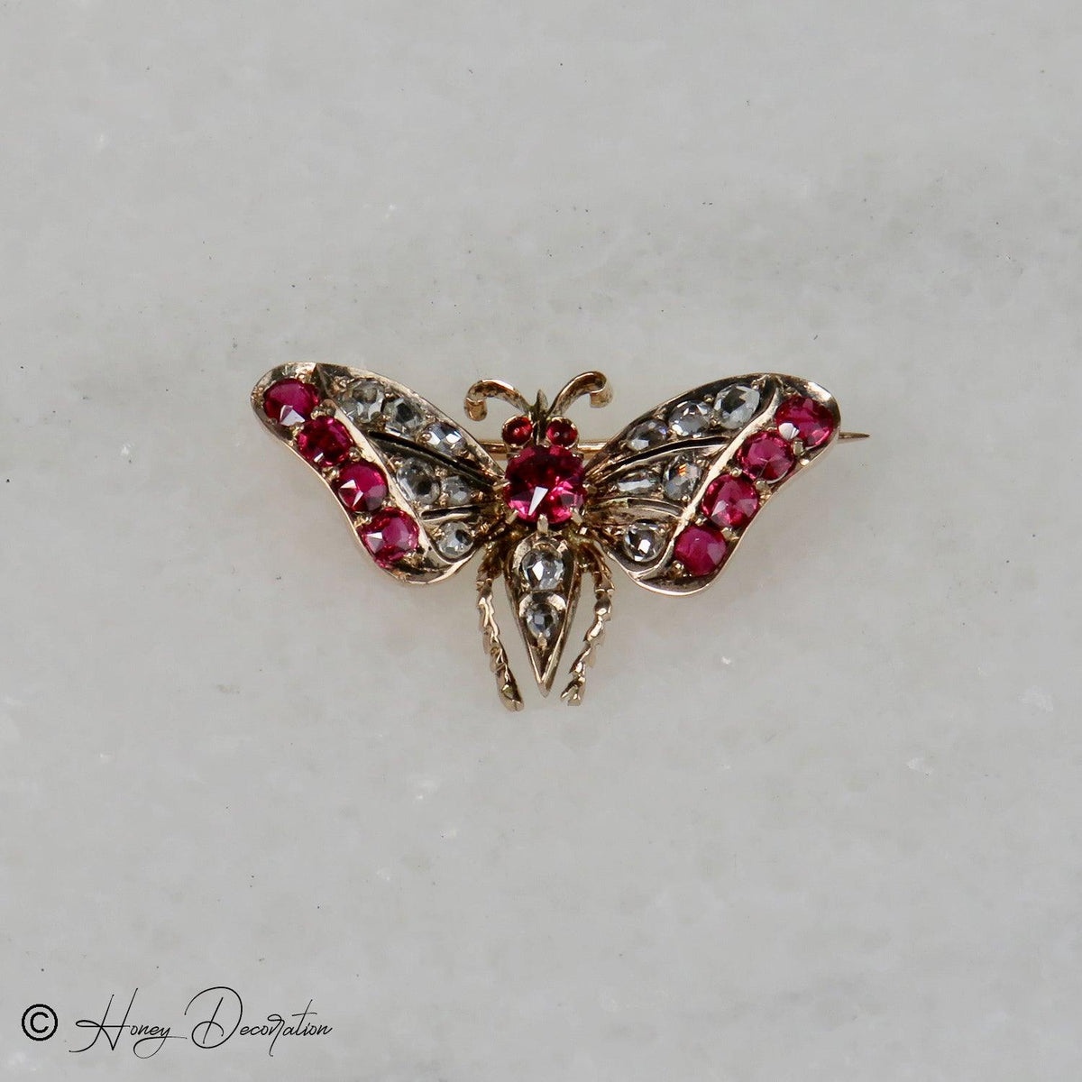 Zeitlose Eleganz: Edle Georgian - Brosche - Honey Jewelry
