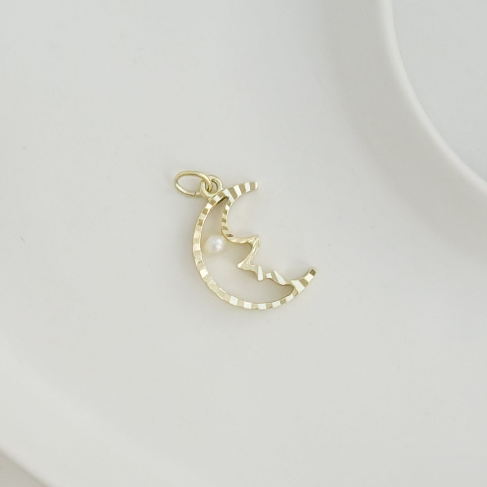 Anhänger Halbmond mit Perle aus 8K Gelbgold - Honey Jewelry