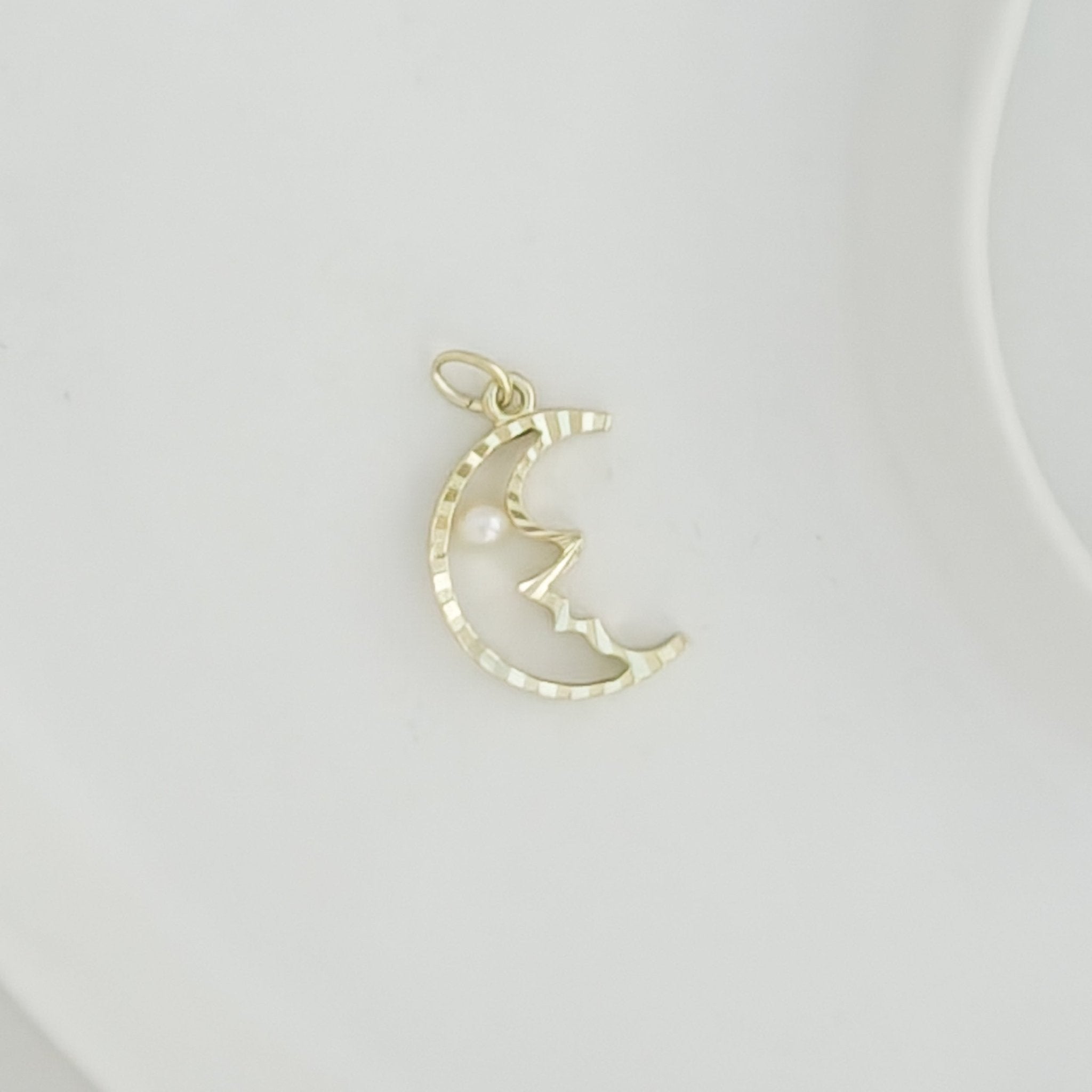 Anhänger Halbmond mit Perle aus 8K Gelbgold - Honey Jewelry