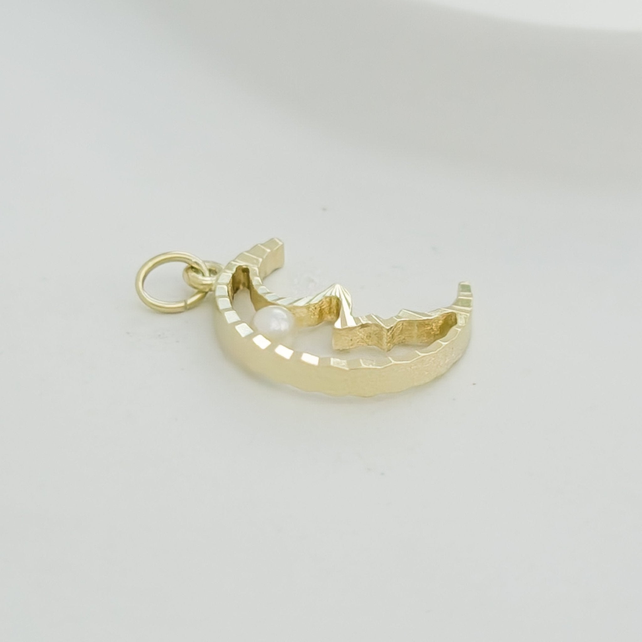 Anhänger Halbmond mit Perle aus 8K Gelbgold - Honey Jewelry