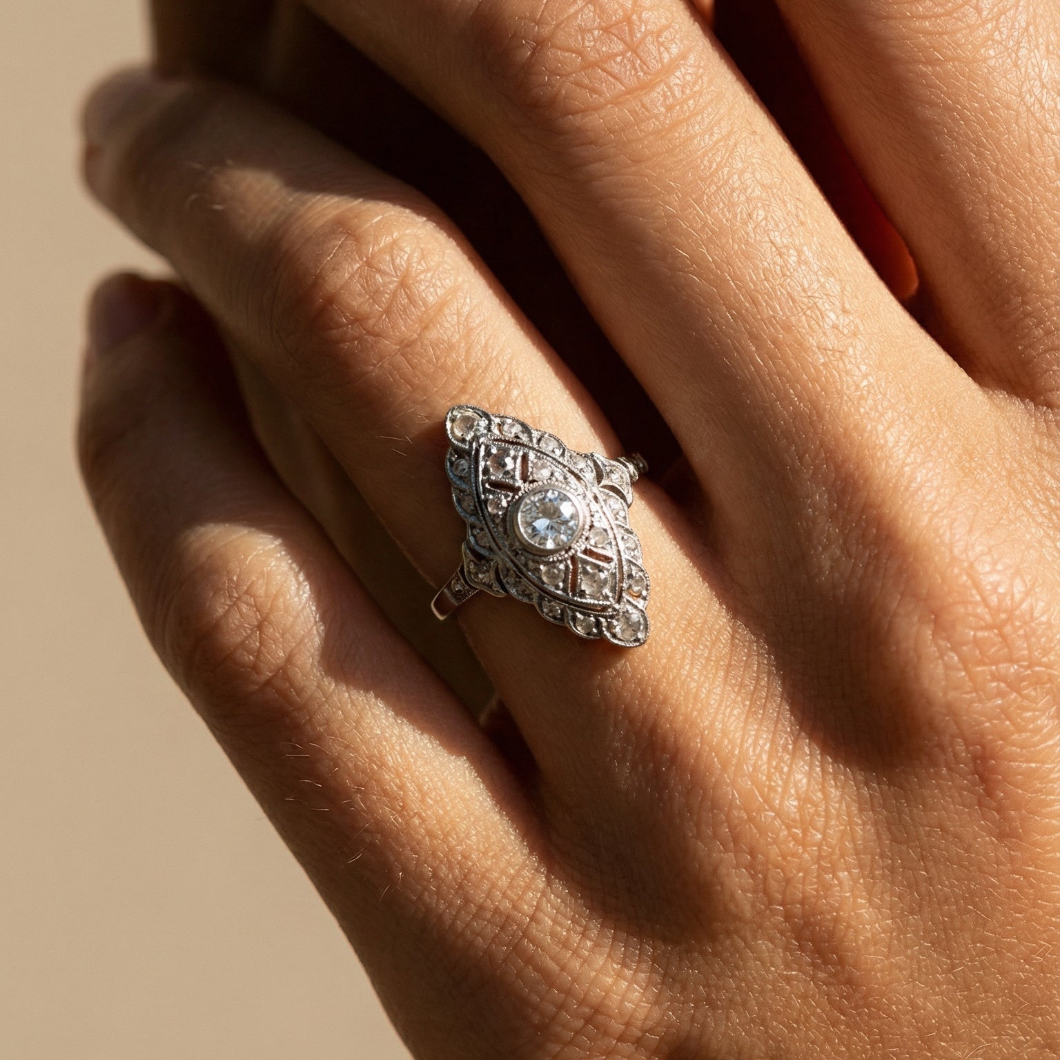 Antiker Diamantring aus 10 Karat Gelbgold | frühes 20. Jahrhundert - Honey Jewelry