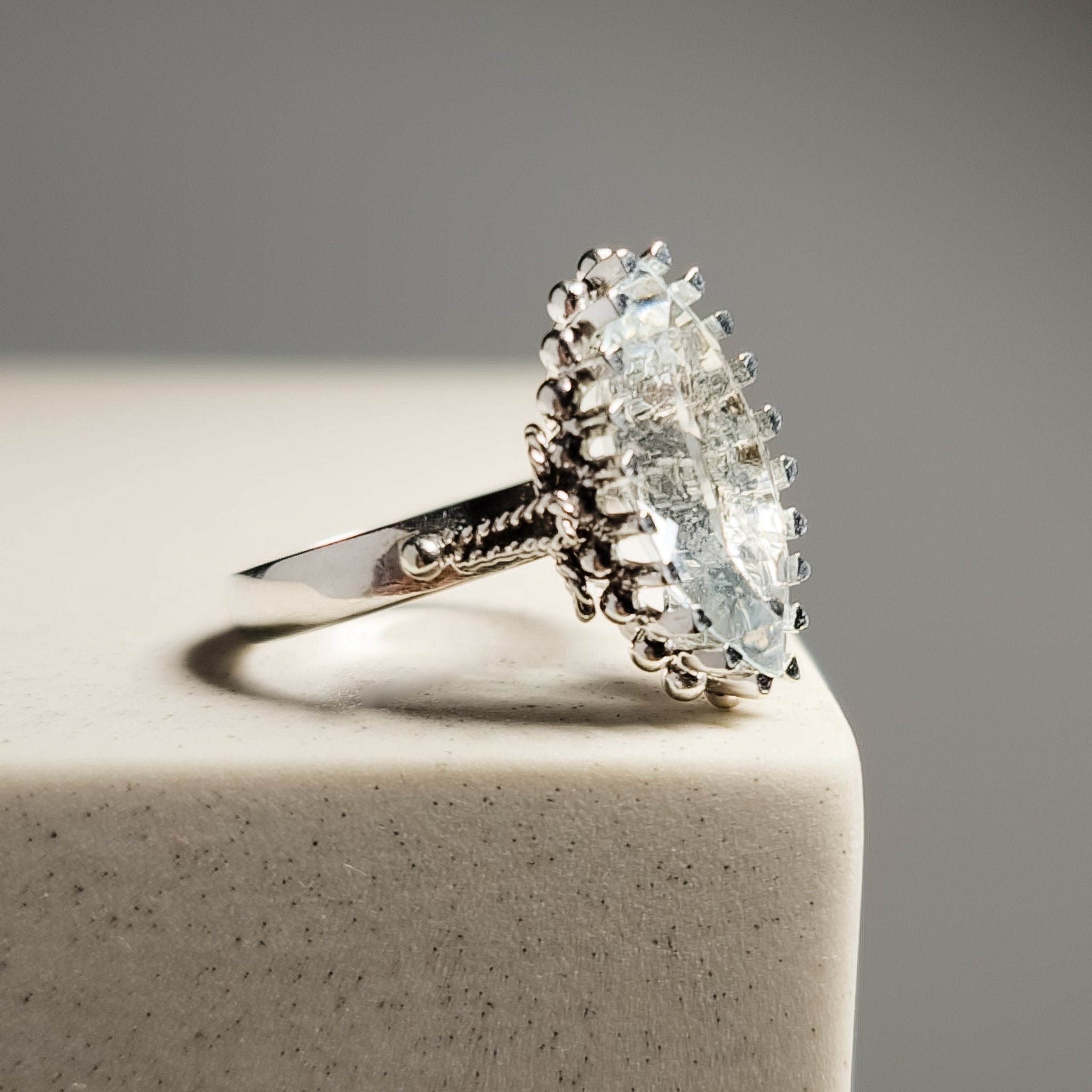 Antiker Goldring mit Aquamarin – Klar wie Ozeanwasser - Honey Jewelry