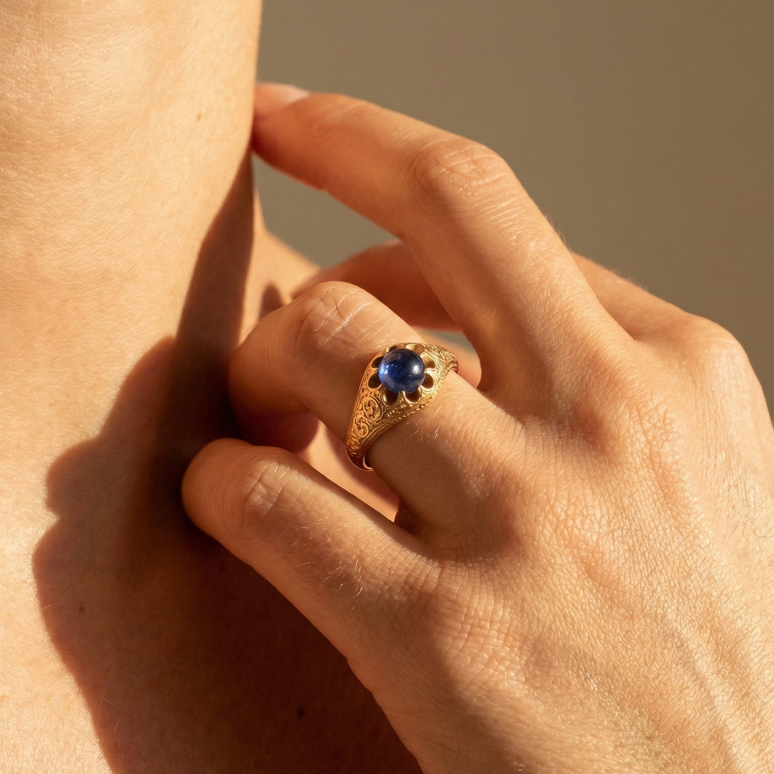 Antiker Goldring mit Saphir aus 14K Gold - Honey Jewelry