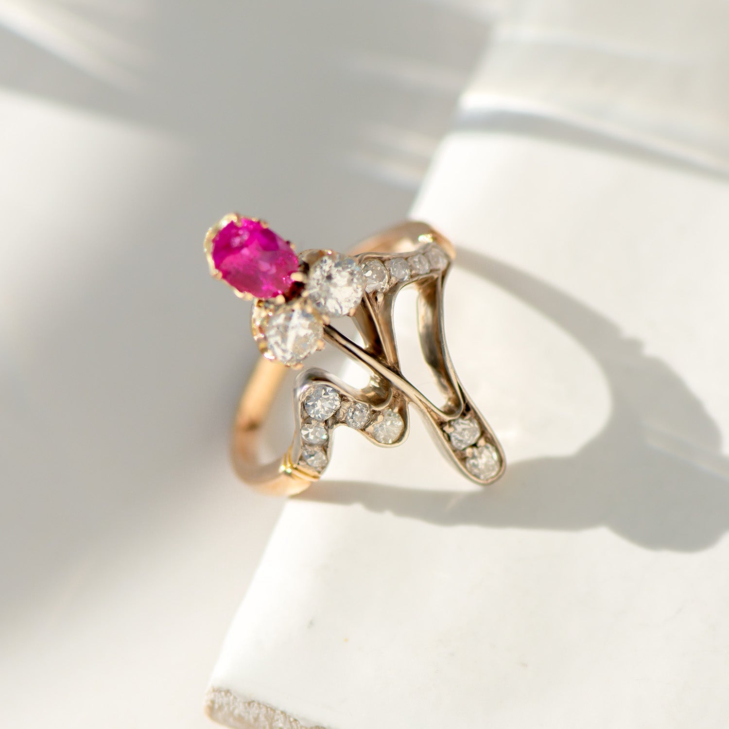 Antiker Jugendstil - Ring aus 14 K Roségold mit Rubin & Altschliffdiamanten – einzigartiges Unikat um 1900 - Honey Jewelry