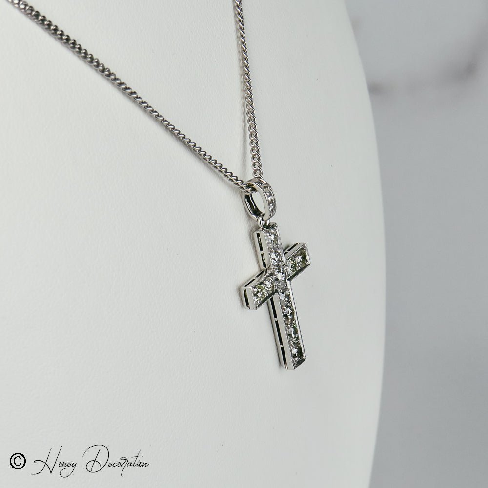 Antiker Kreuzanhänger aus 14 Karat Weißgold mit Diamanten - Honey Jewelry