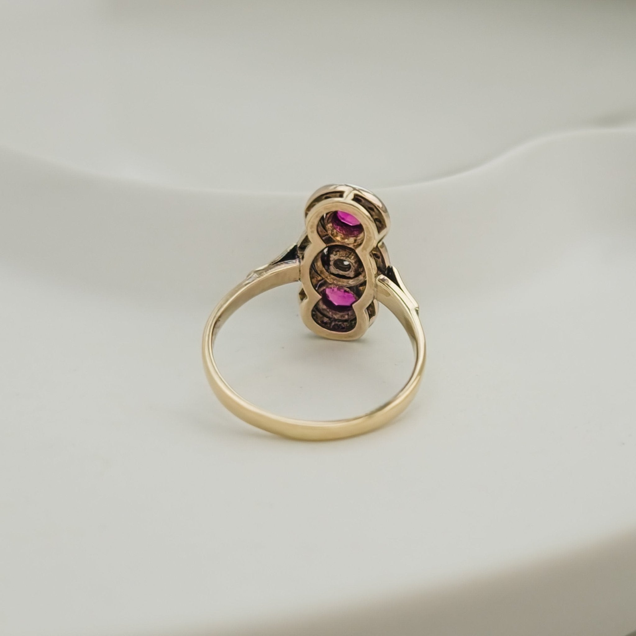 Antiker Triologie - Ring mit Diamant & Rubinen - Honey Jewelry