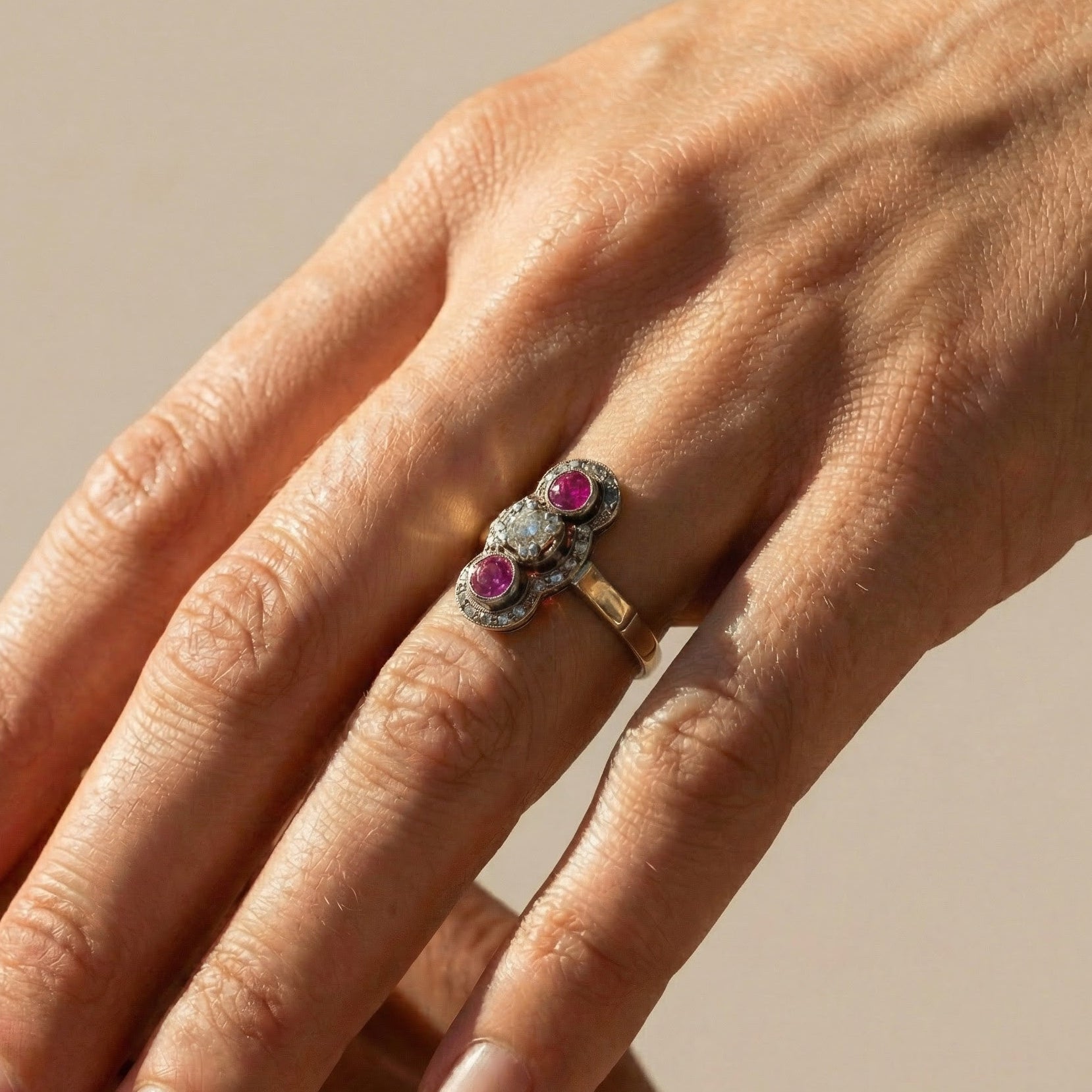 Antiker Triologie - Ring mit Diamant & Rubinen - Honey Jewelry