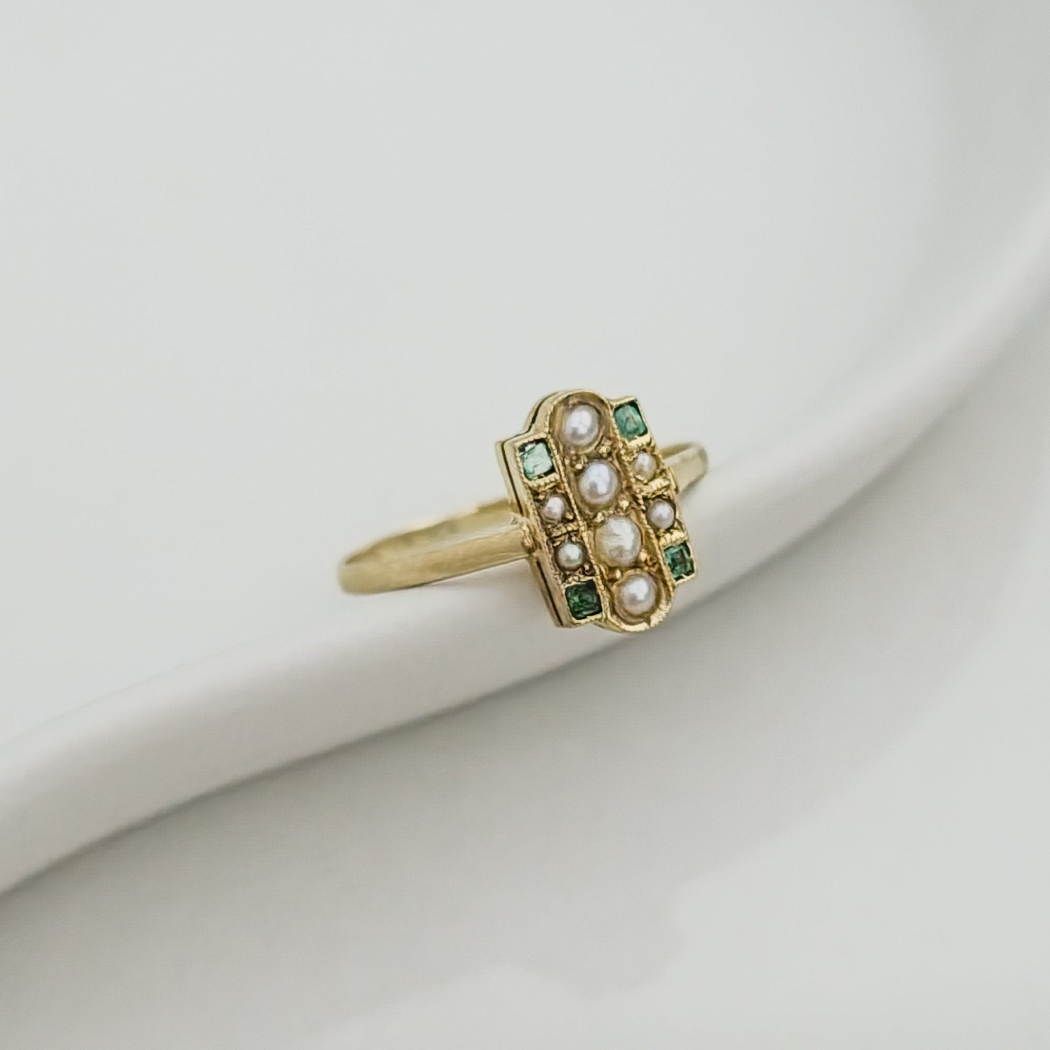 Antiker, zierlicher Ring aus 14K Gelbgold mit Smaragden - Honey Jewelry