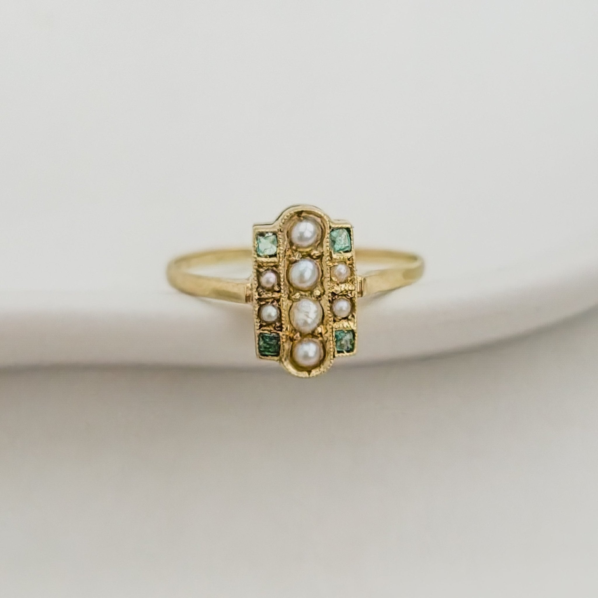 Antiker, zierlicher Ring aus 14K Gelbgold mit Smaragden - Honey Jewelry