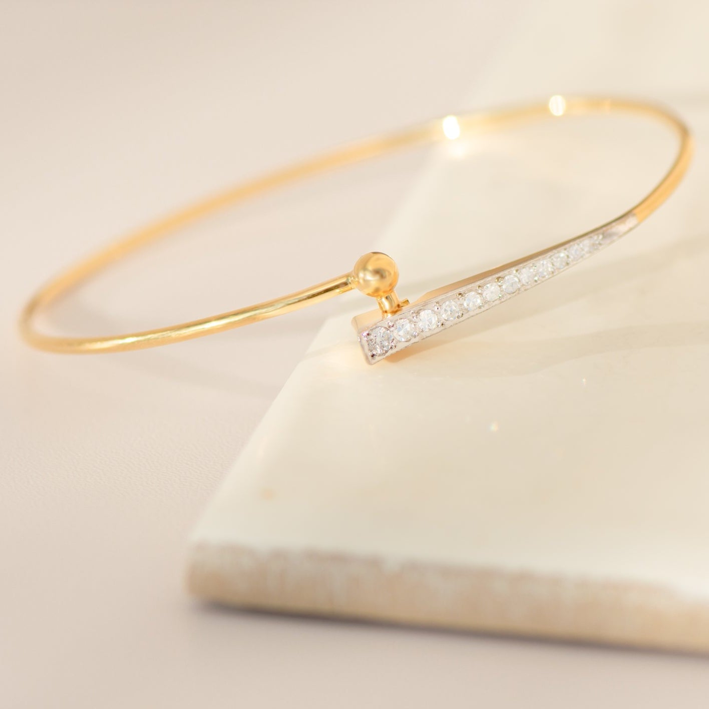 Armreif aus 18 Karat Gelbgold mit Diamantbesatz - Honey Jewelry