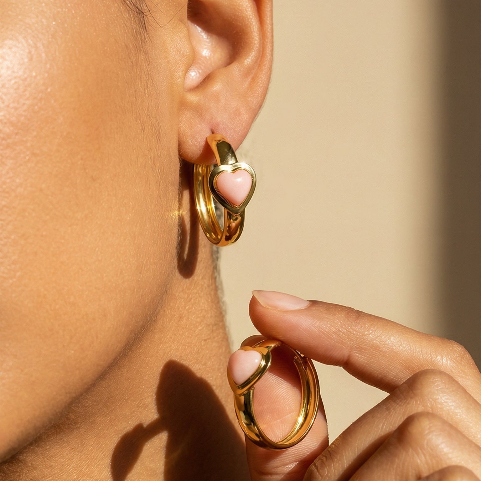 Auffällige Creolen aus 18 Karat Gold mit Koralleneinsatz - Honey Jewelry