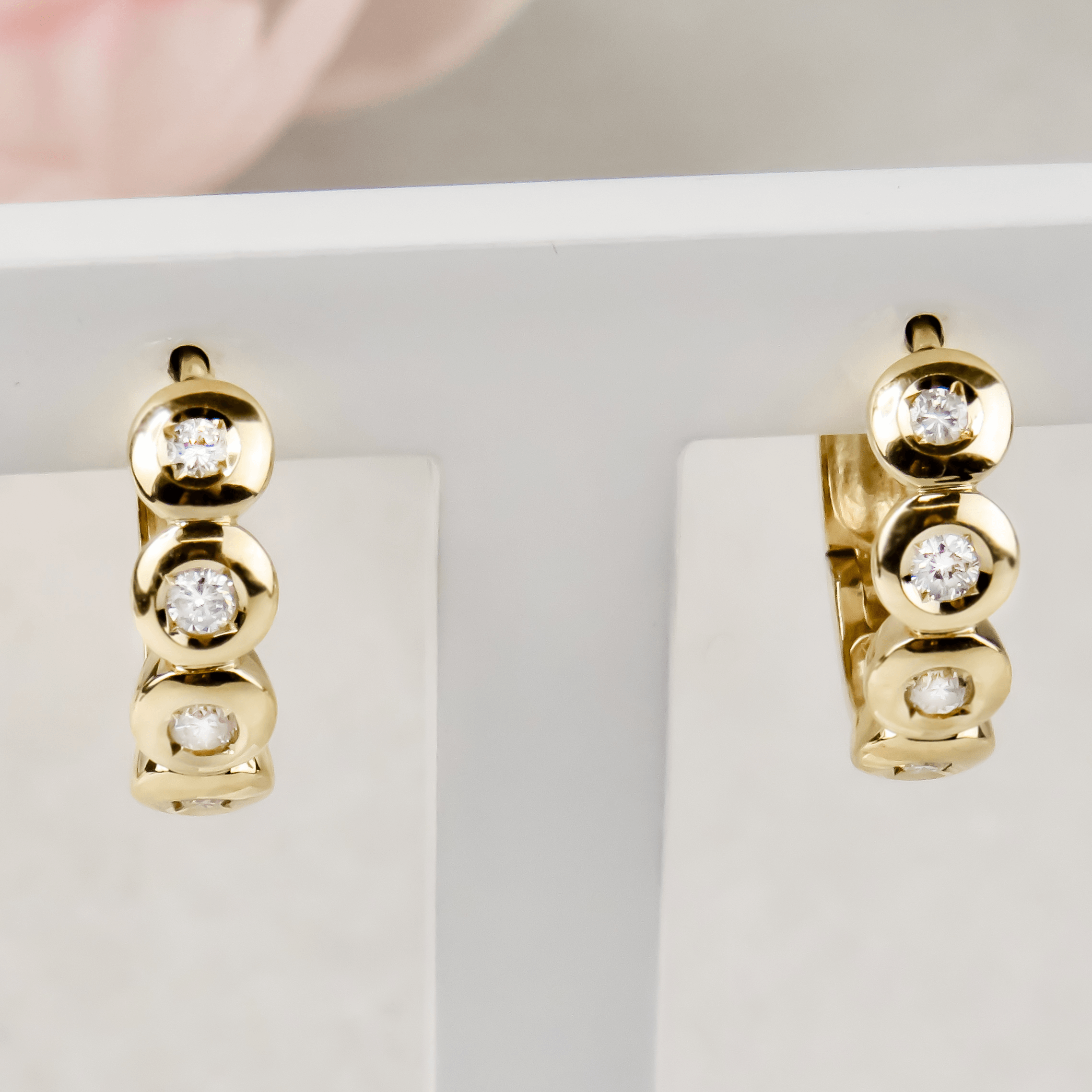 Elegante Brillant-Creolen aus 14 Karat Gold - Honey Decoration