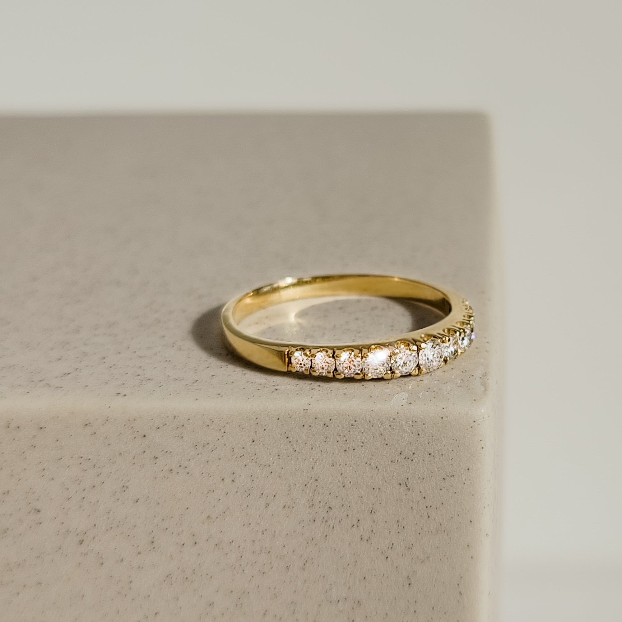 Eleganter 18 Karat Halbmemory - Ring mit Diamanten - Honey Jewelry