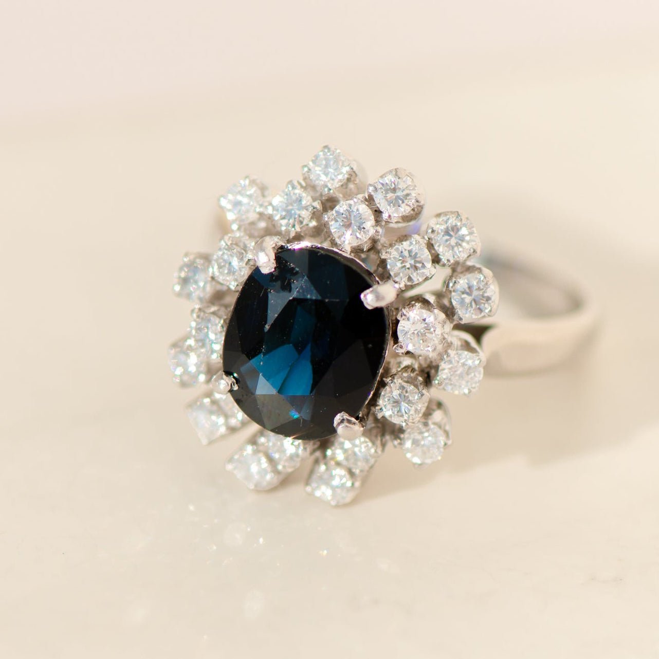 Eleganter Vintage - Ring mit blauem Saphir & Diamanten aus 14 Karat Weißgold - Honey Jewelry