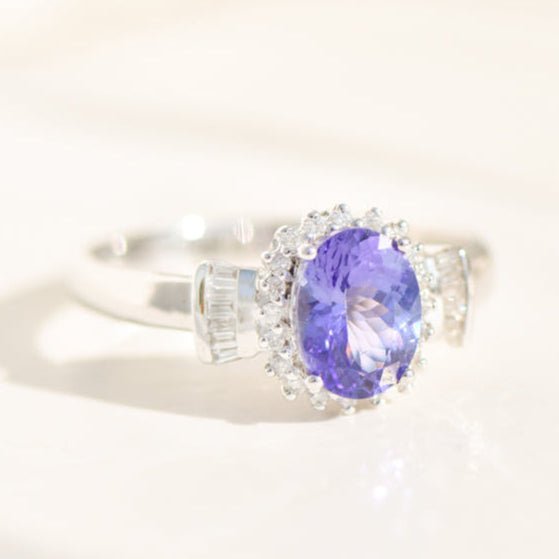 Entourage - Ring aus 18K Weißgold mit Tansanit & Diamanten – königliches Blau, brillant gerahmt - Honey Jewelry