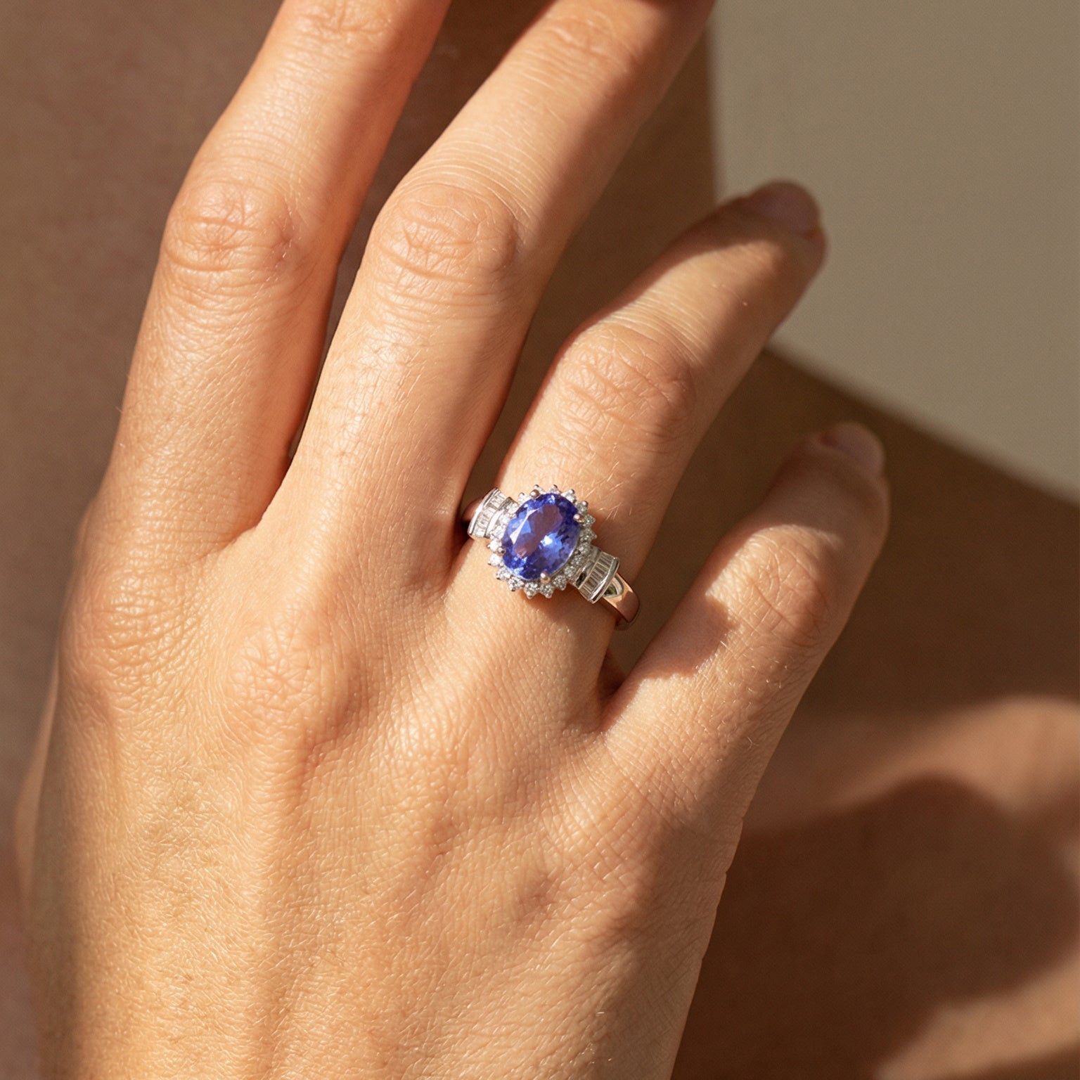 Entourage - Ring aus 18K Weißgold mit Tansanit & Diamanten – königliches Blau, brillant gerahmt - Honey Jewelry