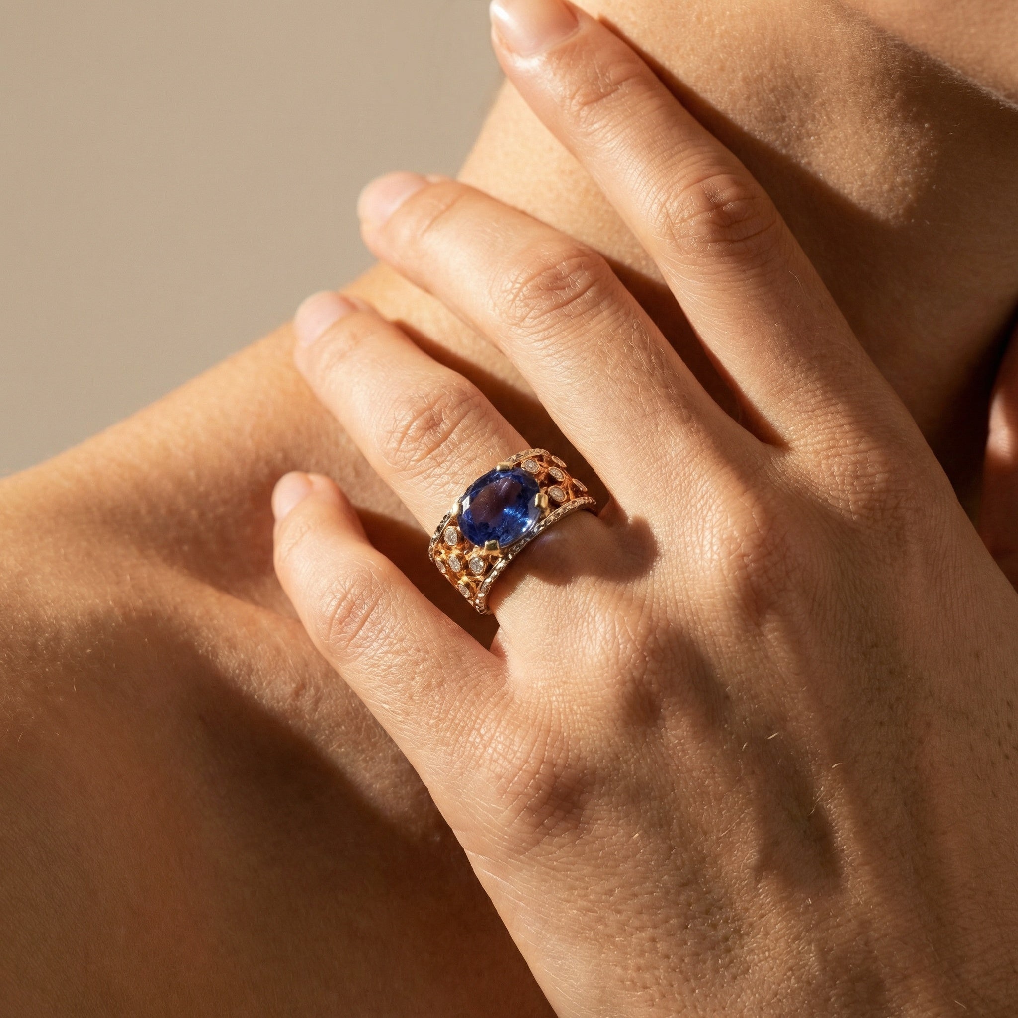 Exklusiver Cocktailring aus 18K Gelb - & Weißgold mit Tansanit & Diamanten – pure Goldschmiedekunst - Honey Jewelry