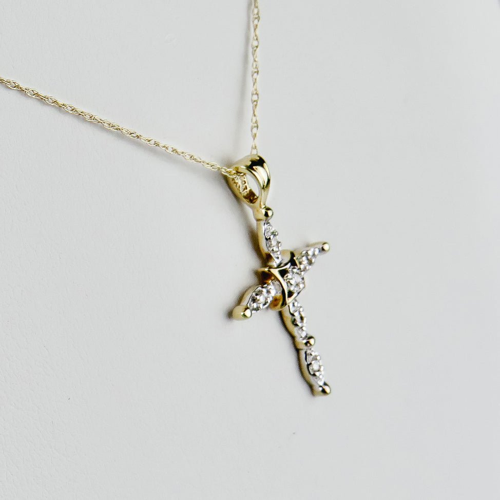 Feingliedriges Kettchen mit Kreuzanhänger und Diamanten - Honey Jewelry