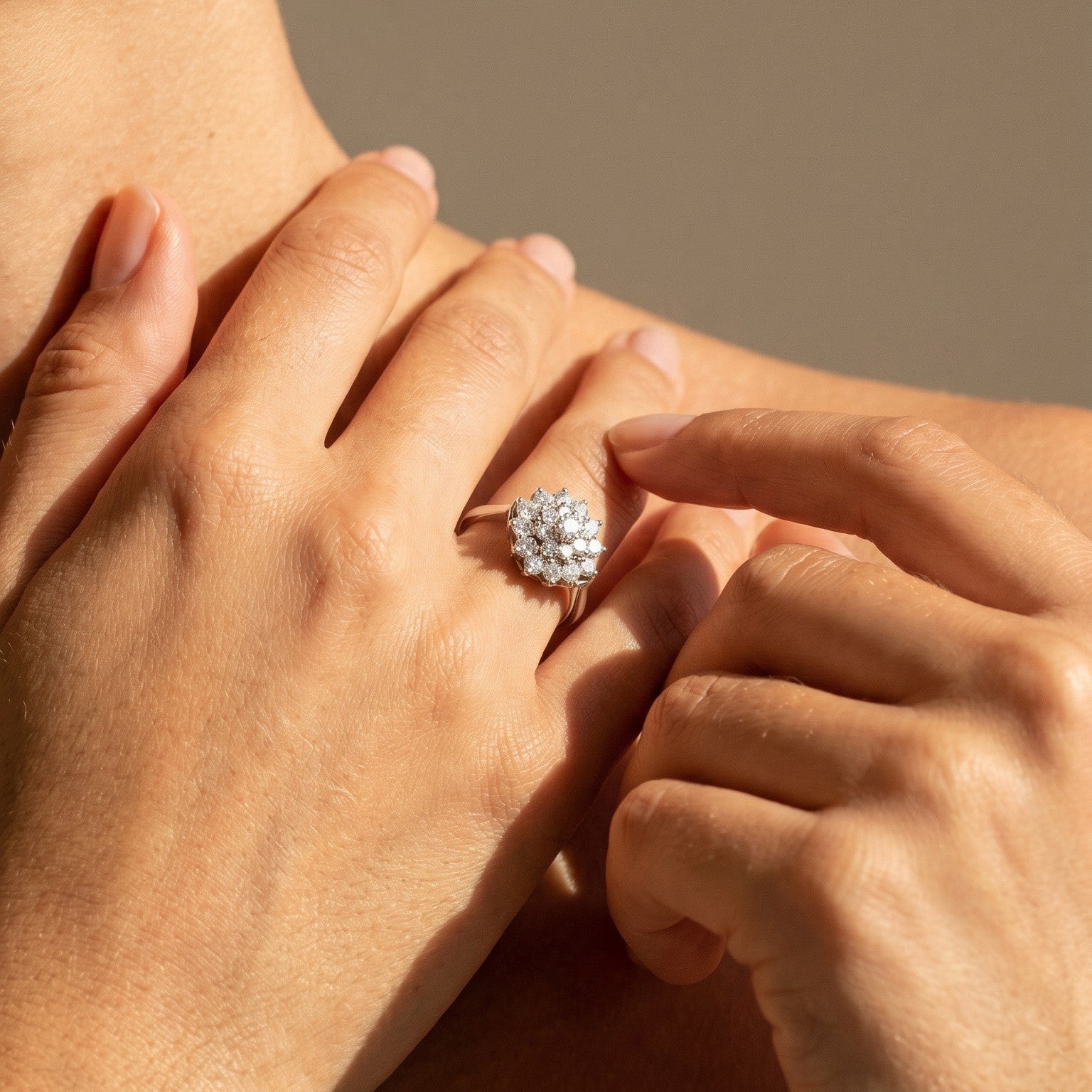 Floraler Cocktailring aus Weißgold mit Diamanten - Honey Jewelry