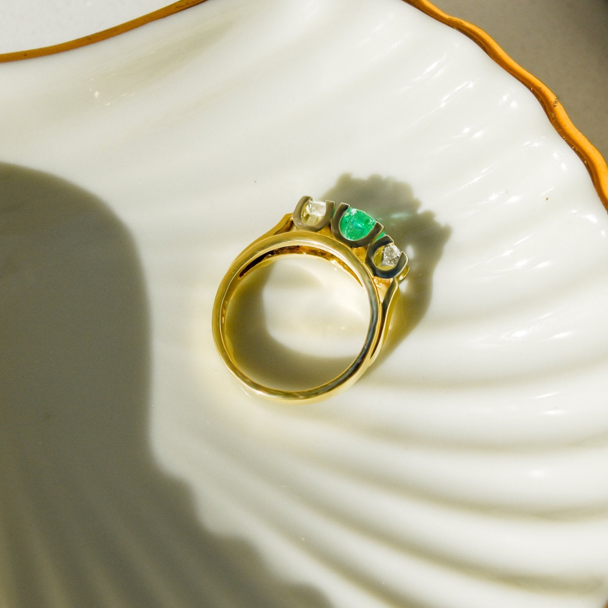 Goldring mit Brillanten und Smaragd – Extravaganz Pur - Honey Jewelry