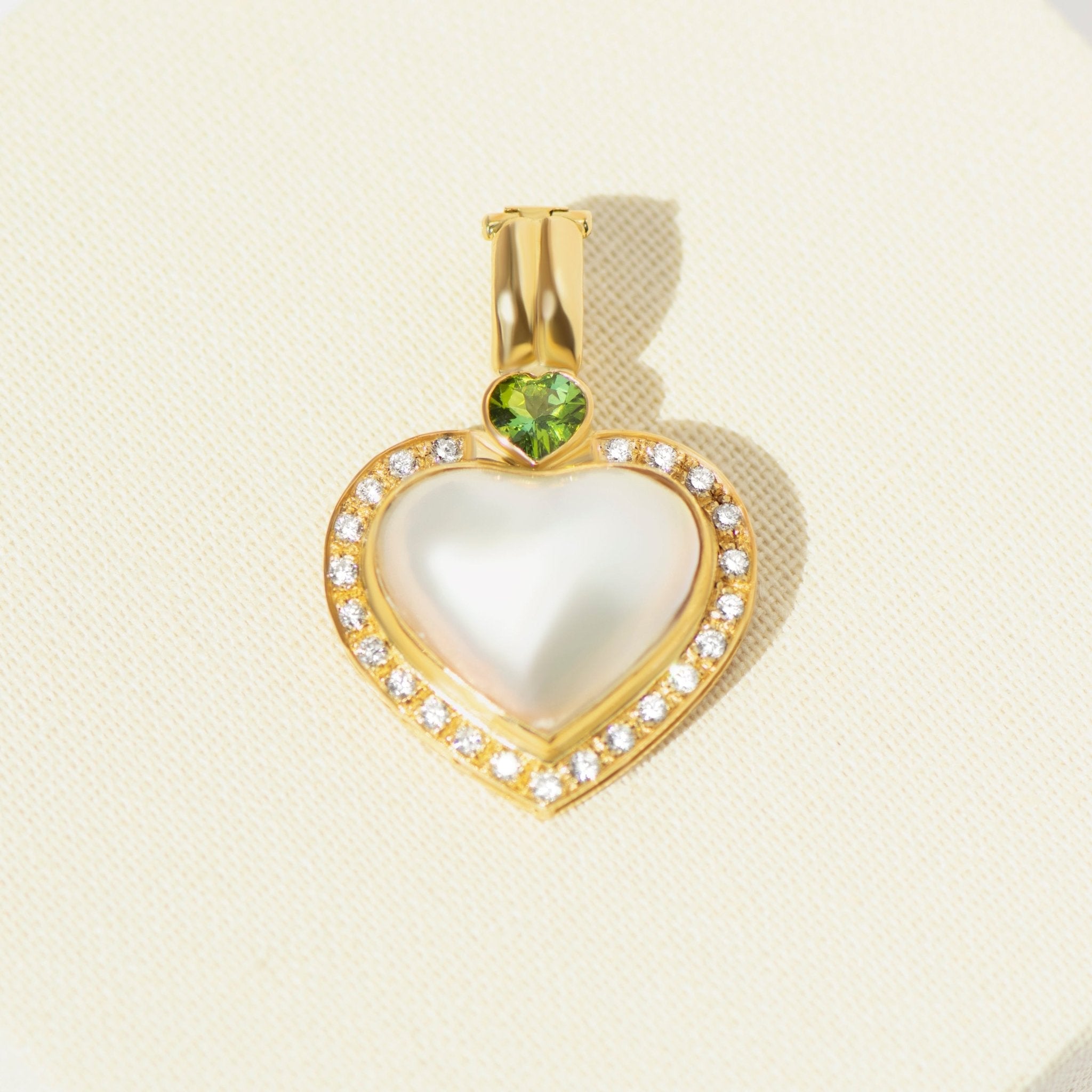 Herzanhänger – Mabé-Perle, Peridot & Diamanten – 750 Gold - Honey Jewelry