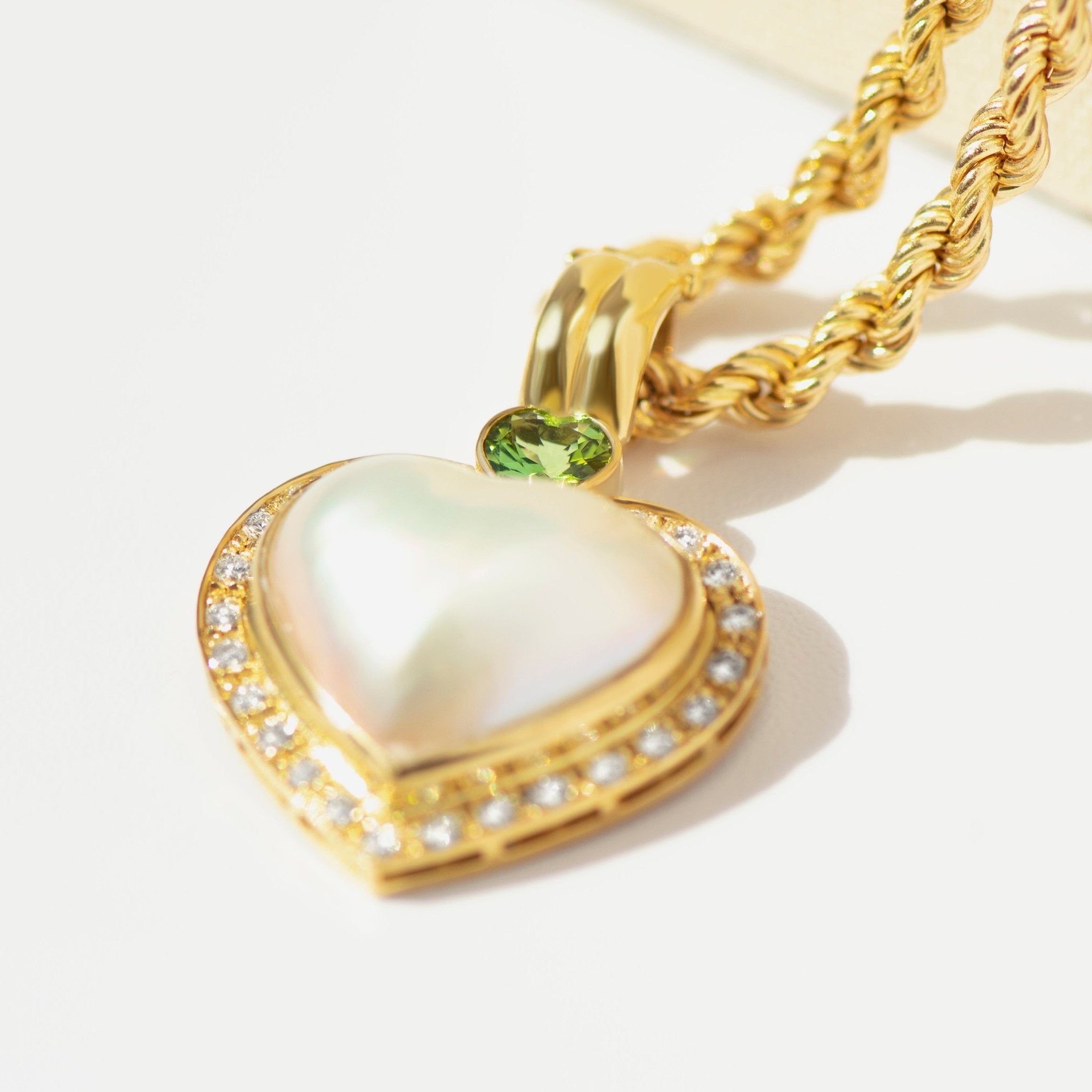 Herzanhänger – Mabé-Perle, Peridot & Diamanten – 750 Gold - Honey Jewelry
