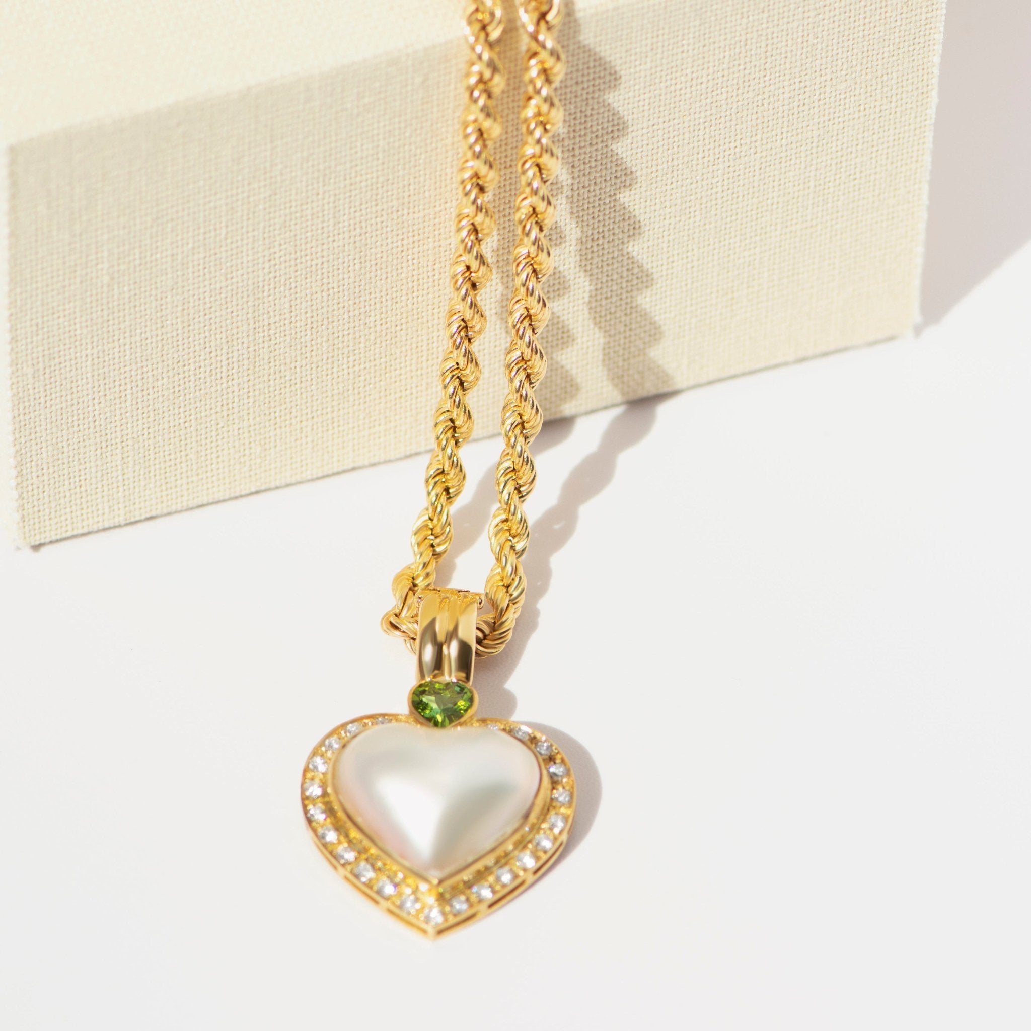 Herzanhänger – Mabé-Perle, Peridot & Diamanten – 750 Gold - Honey Jewelry