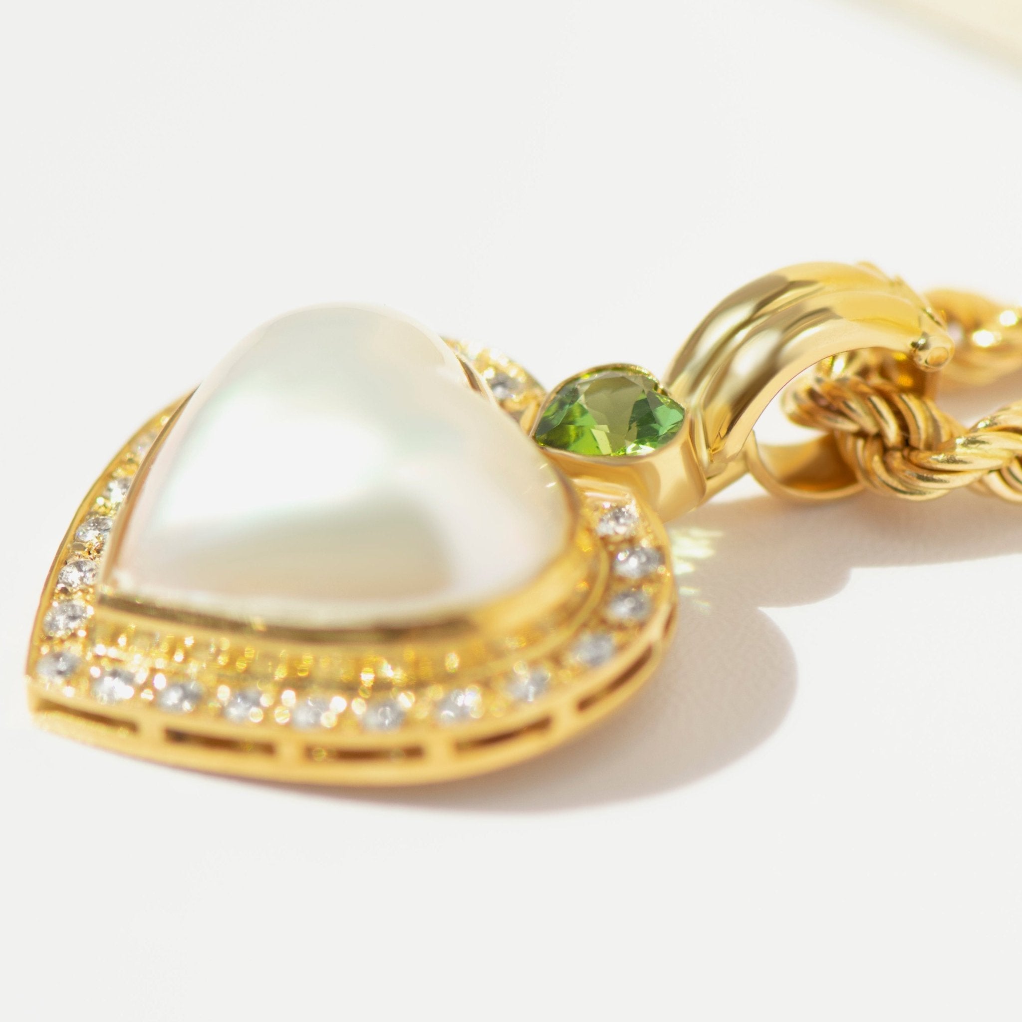 Herzanhänger – Mabé-Perle, Peridot & Diamanten – 750 Gold - Honey Jewelry