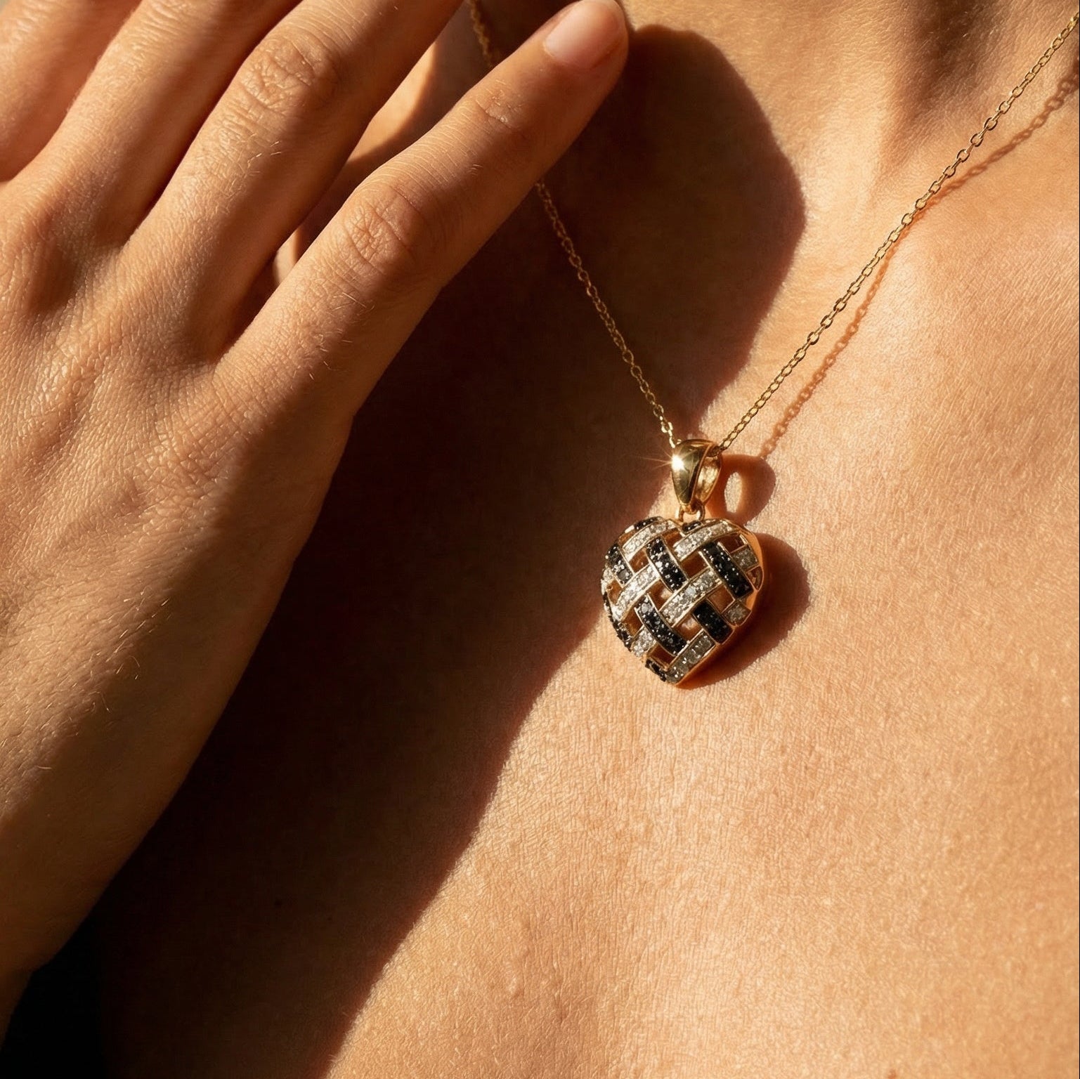 Herzanhänger aus 14 Karat Gelbgold mit weißen & schwarzen Diamanten – Liebe in Kontrast - Honey Jewelry