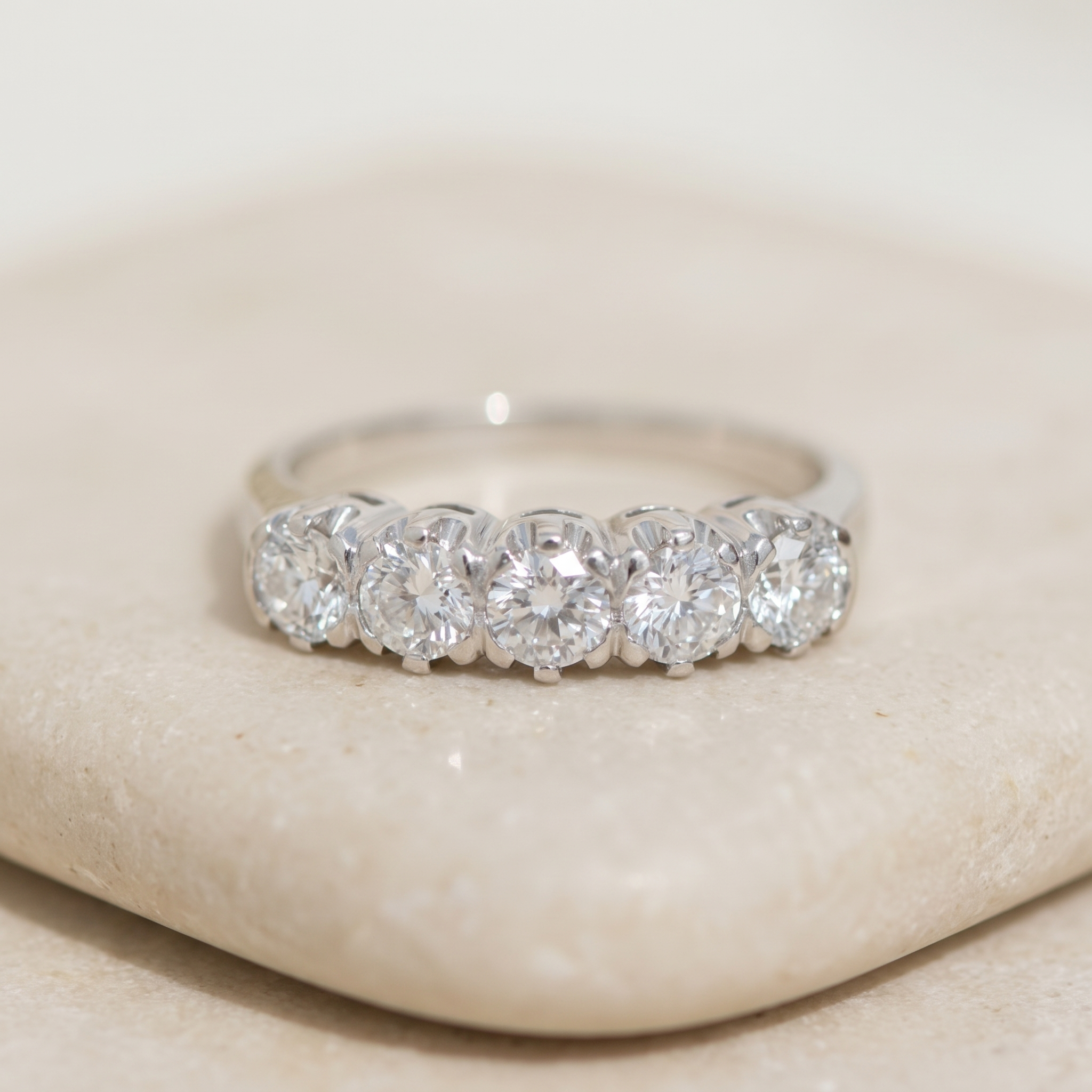 Memory ring made of 14 carat gold with brilliant