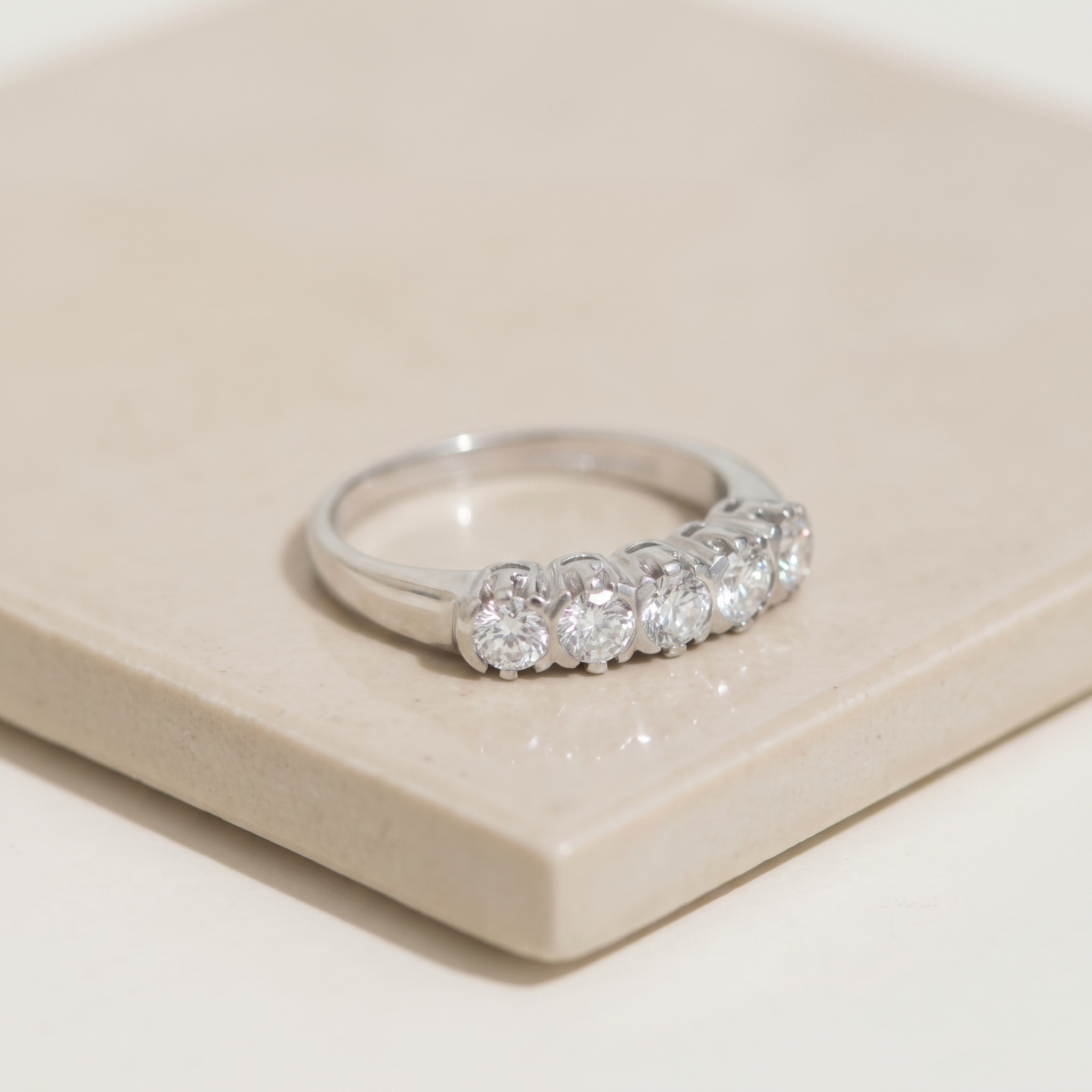 Memory ring made of 14 carat gold with brilliant