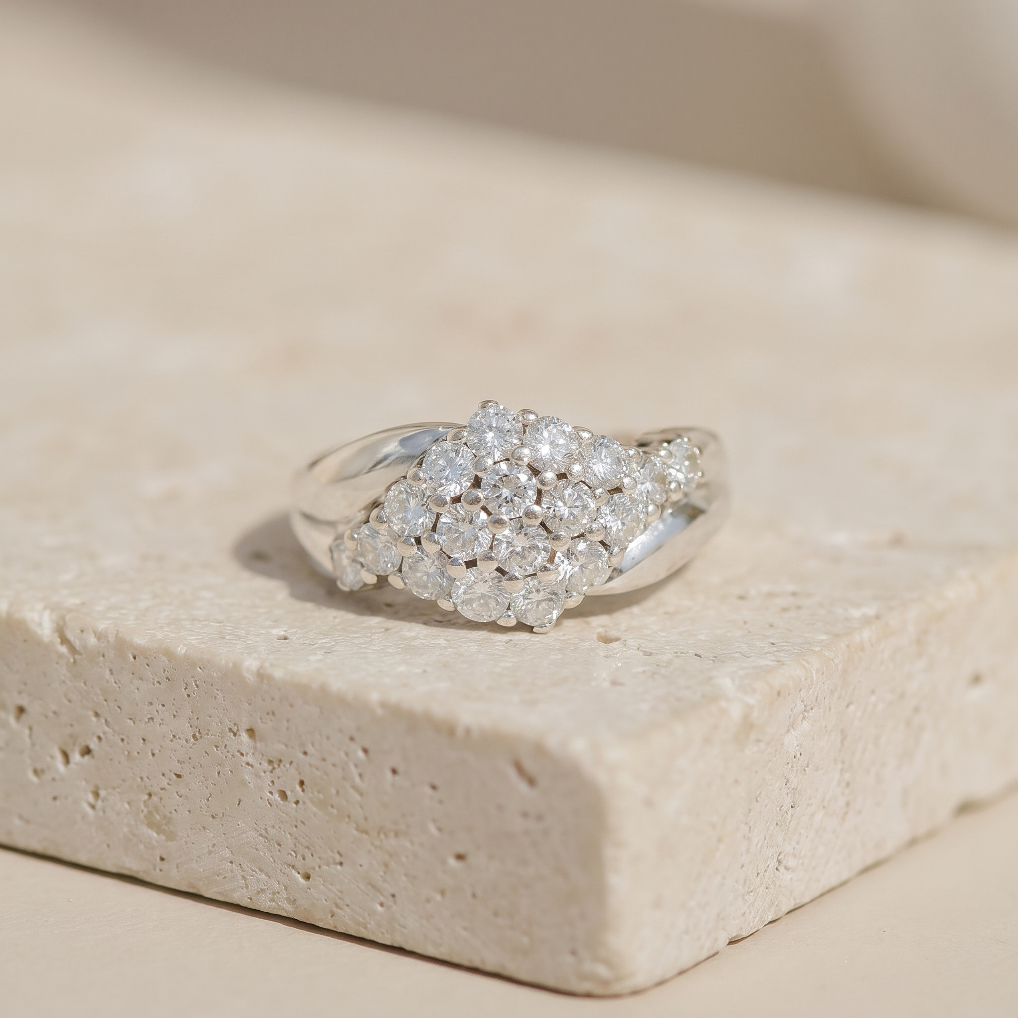 Ring made of 14K yellow gold with diamond solitaire and pavé setting – finely set, elegantly finished